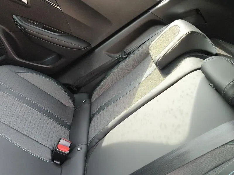 Peugeot 2008 Allure Pack PureTech - foto 34