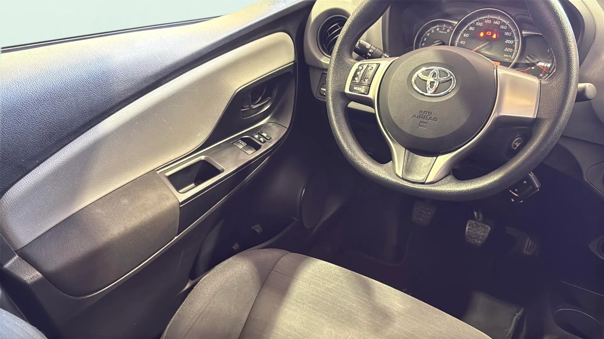 Toyota Yaris 1.0 70 Active - foto 19