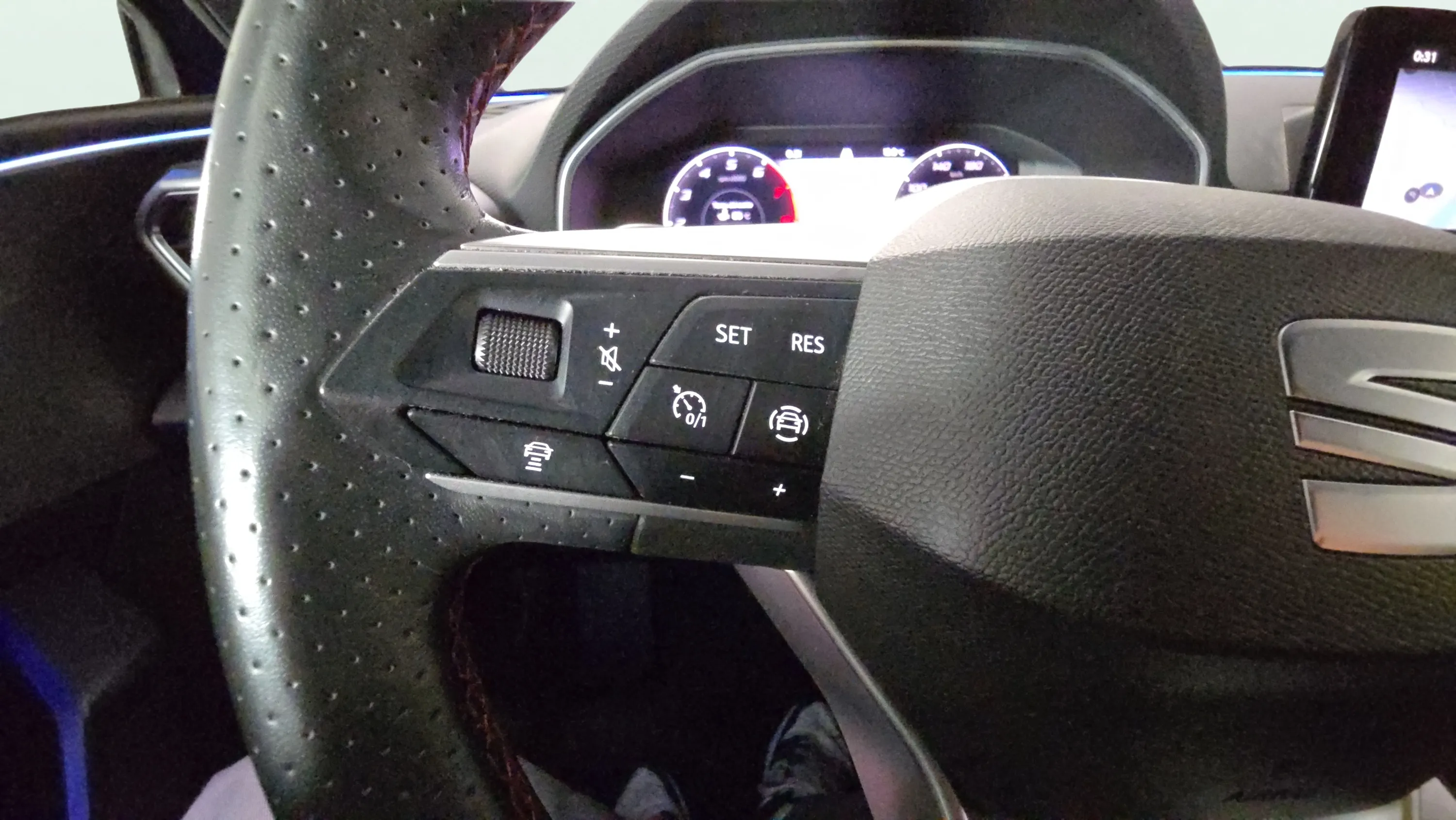 SEAT León 1.0 eTSI DSG-7 FR 25 Aniv - foto 12