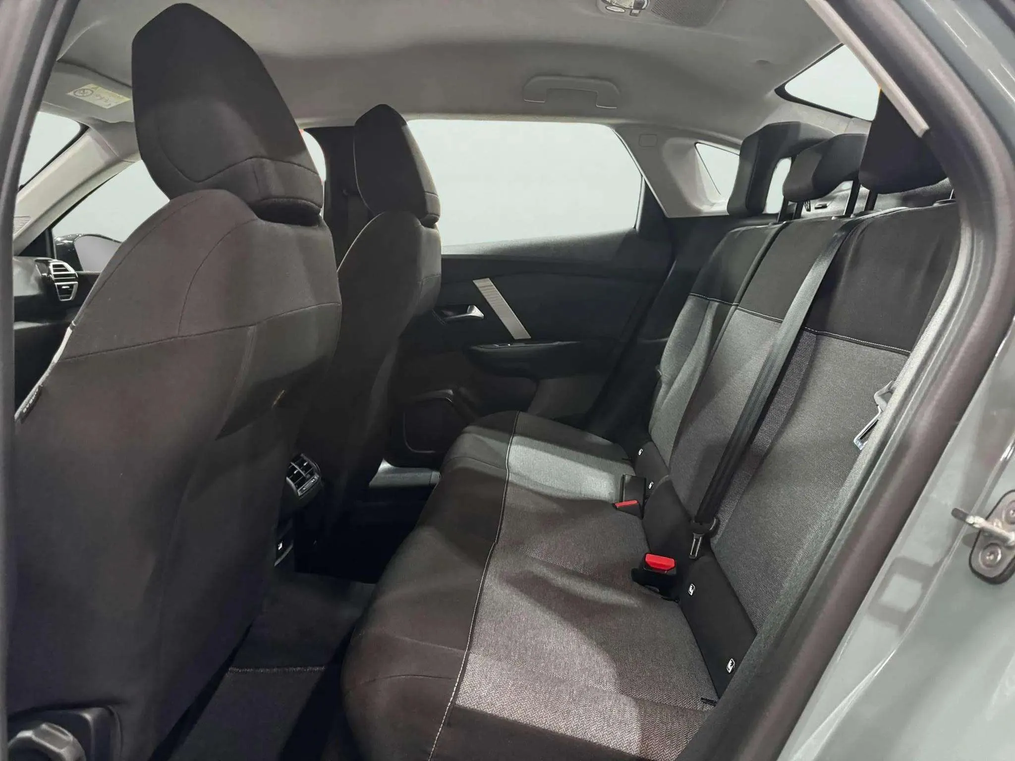 Citroën C4 X Hybrid 136 e-DCS6 Plus - foto 17