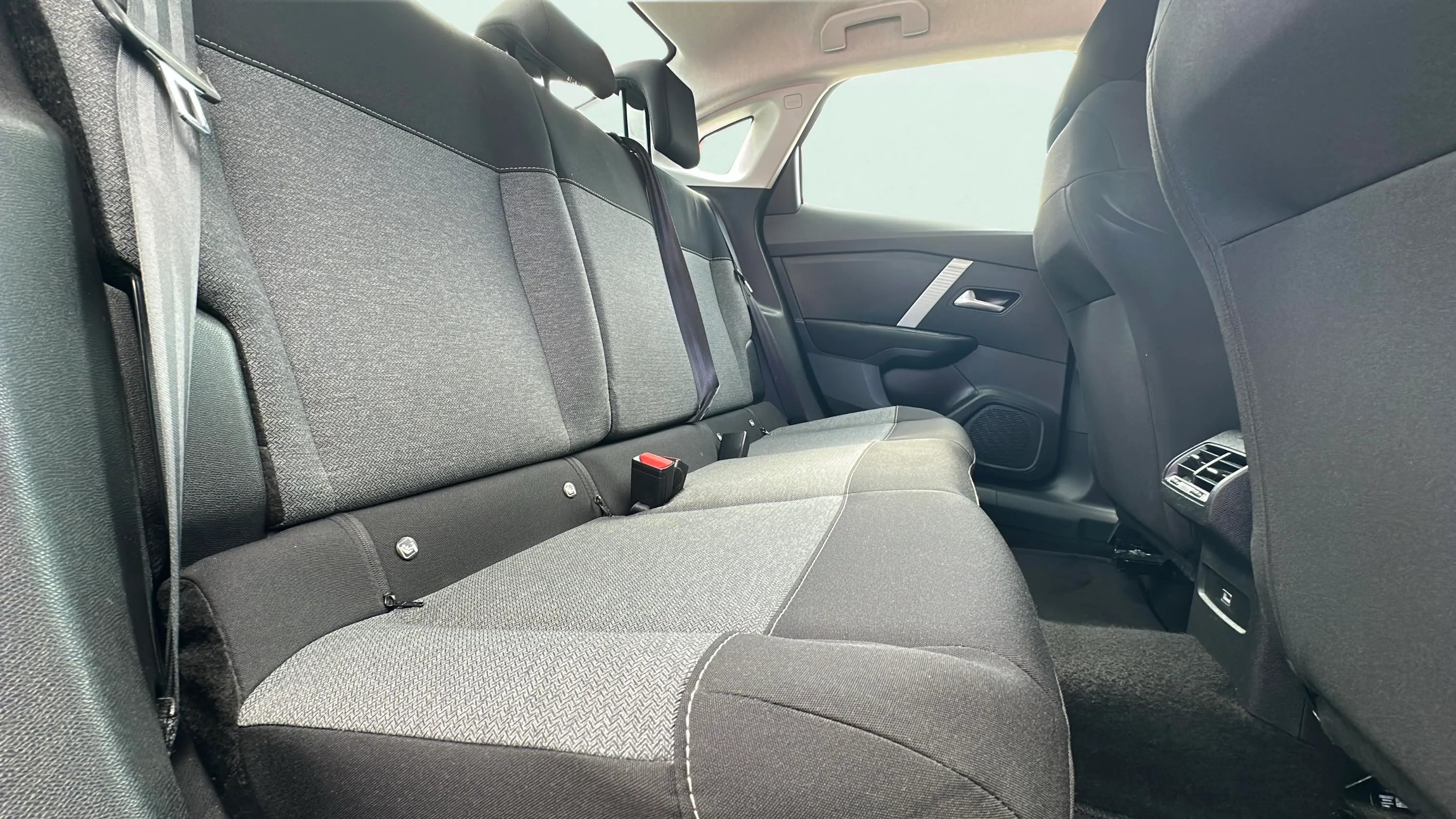 Citroën C4 X Hybrid 136 e-DCS6 Plus - foto 17