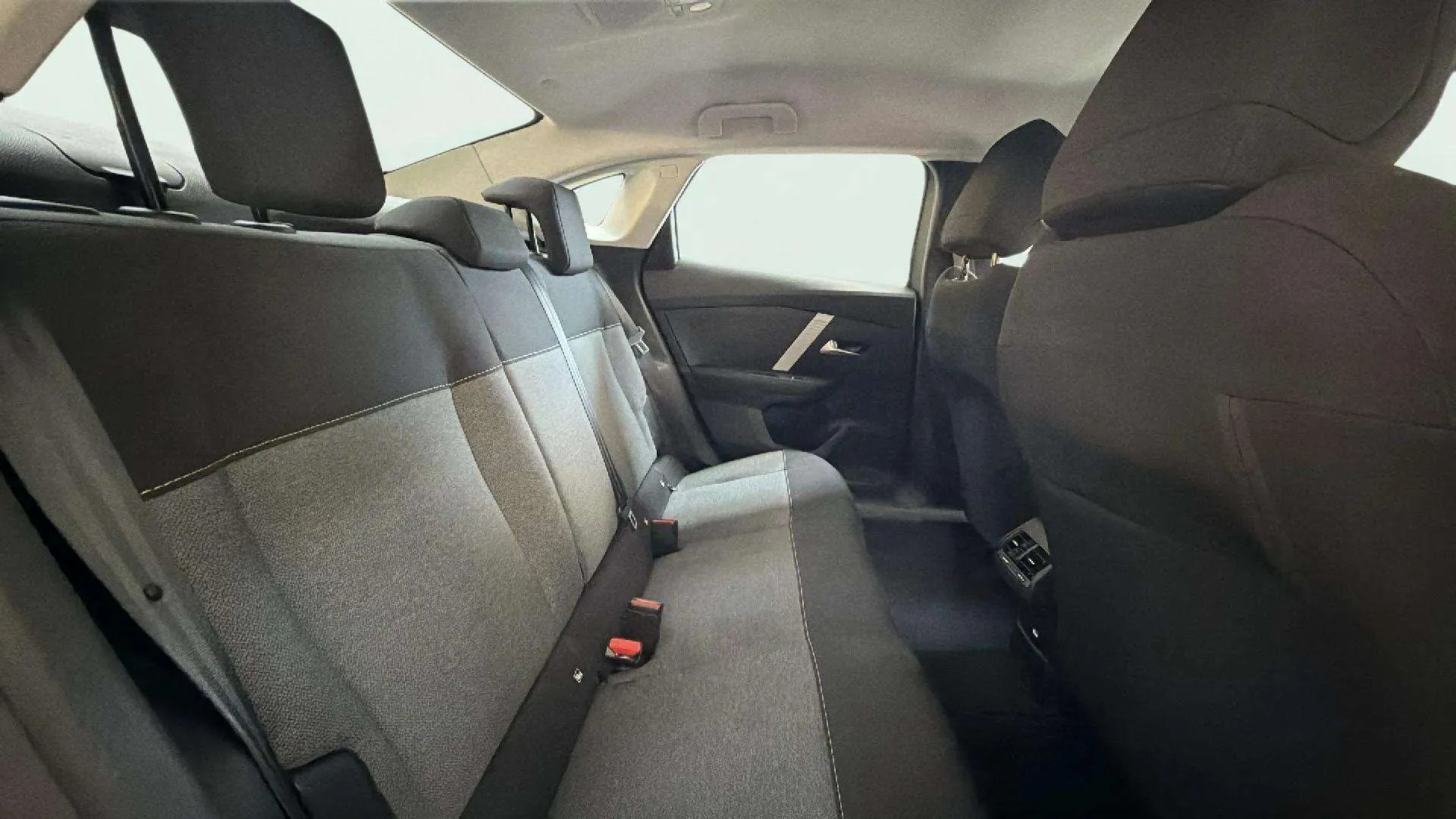Citroën C4 X Hybrid 136 e-DCS6 Plus - foto 17