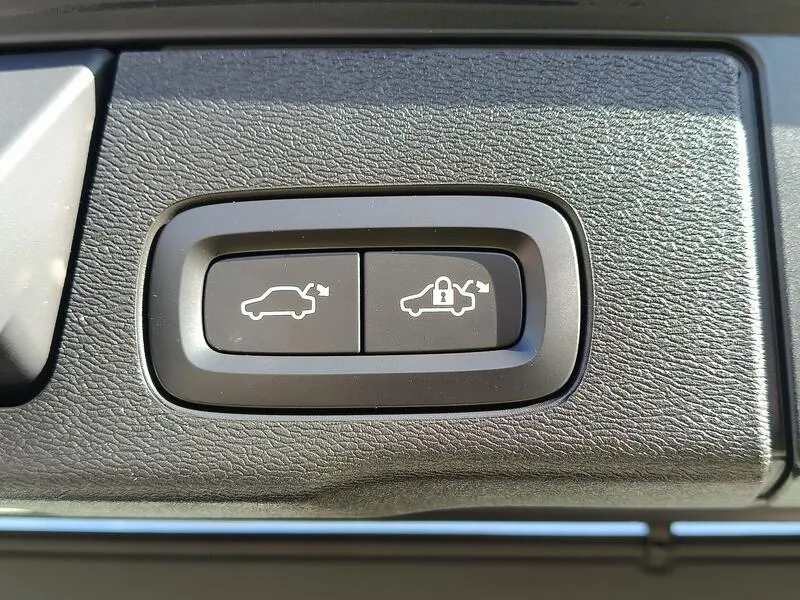 Volvo XC60 2.0 T6 AWD Recharge R-Design - foto 42