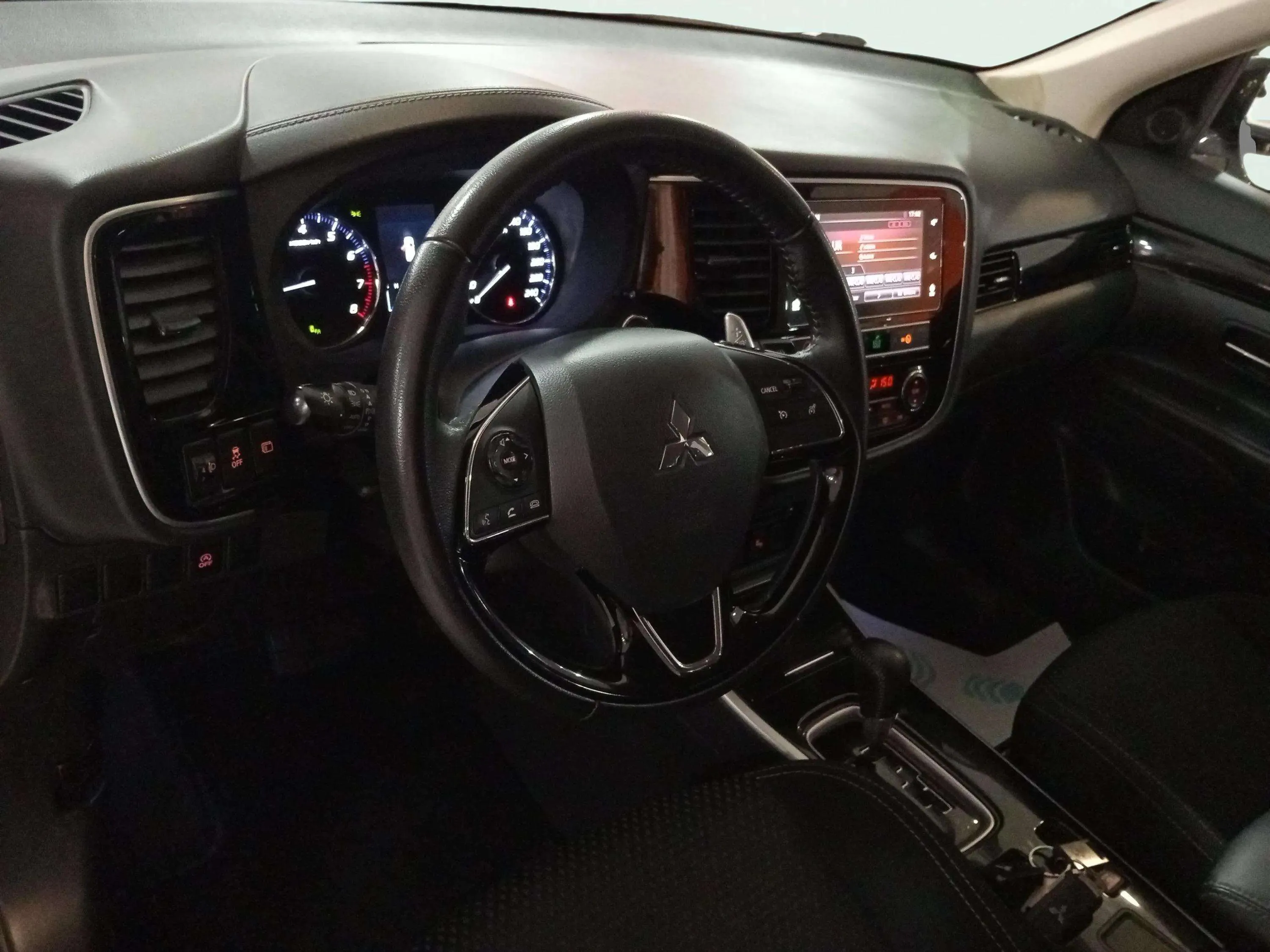 Mitsubishi Outlander 200 MPI Motion CVT 2WD 7 plazas - foto 9