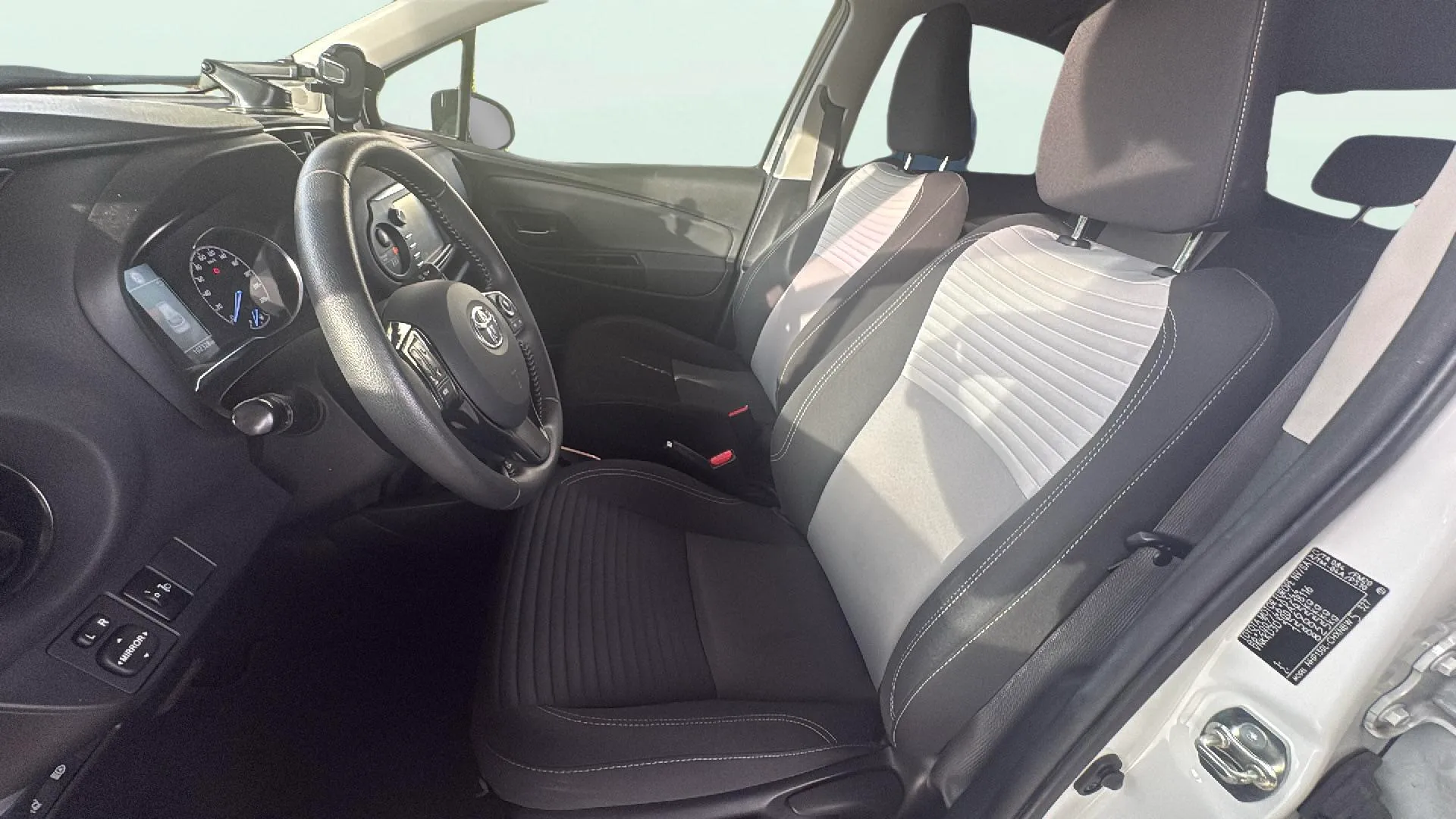 Toyota Yaris 1.5 100H Active Tech - foto 25