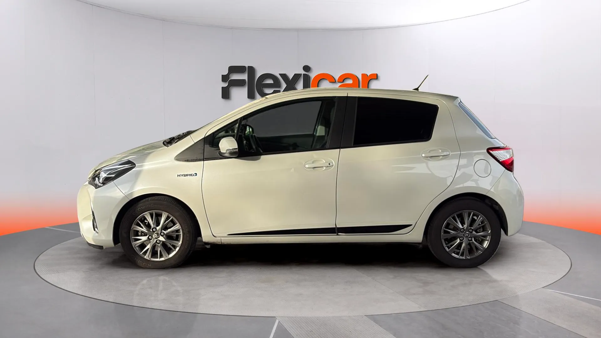 Toyota Yaris 1.5 100H Active Tech - foto 7
