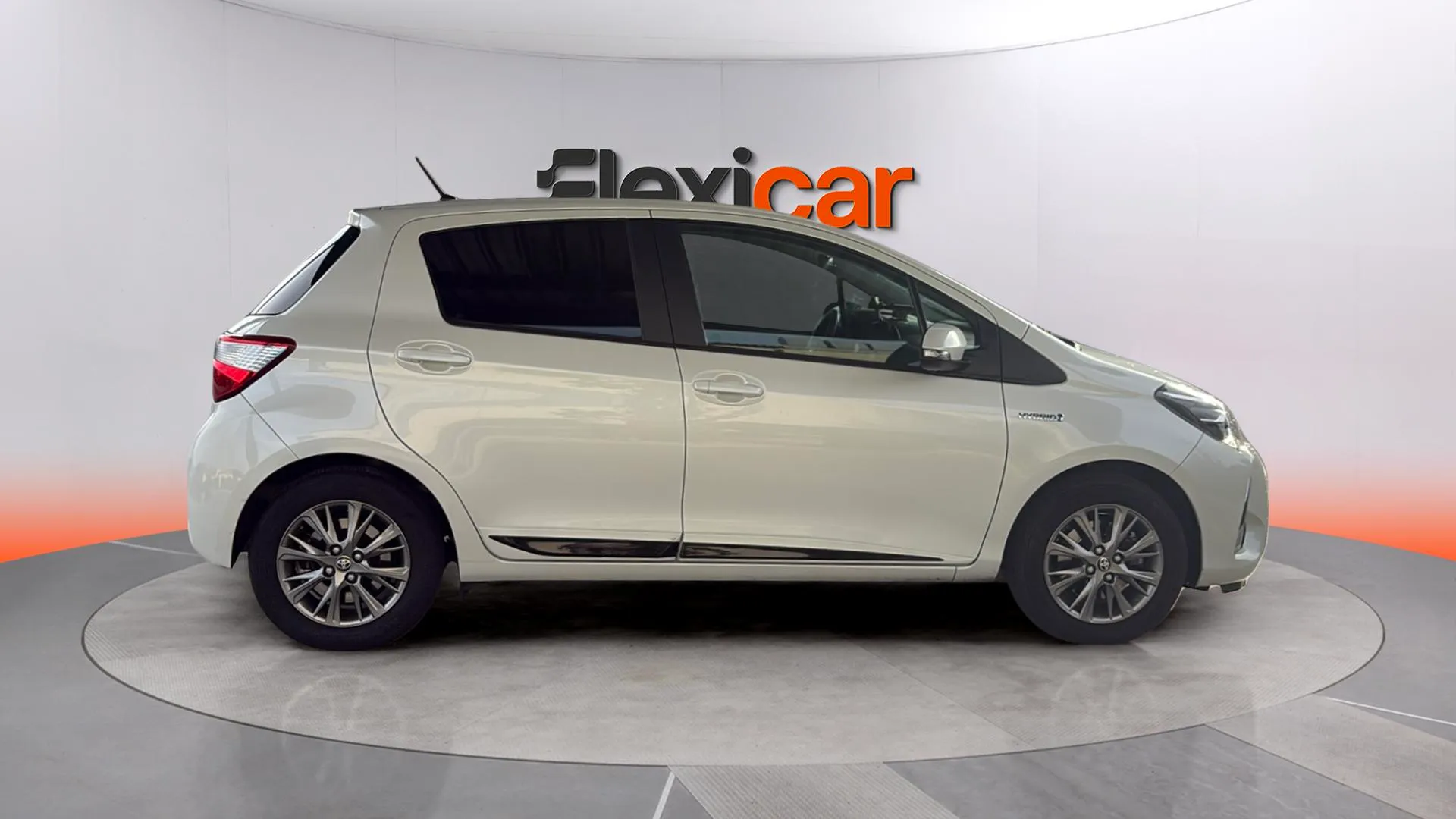 Toyota Yaris 1.5 100H Active Tech - foto 8