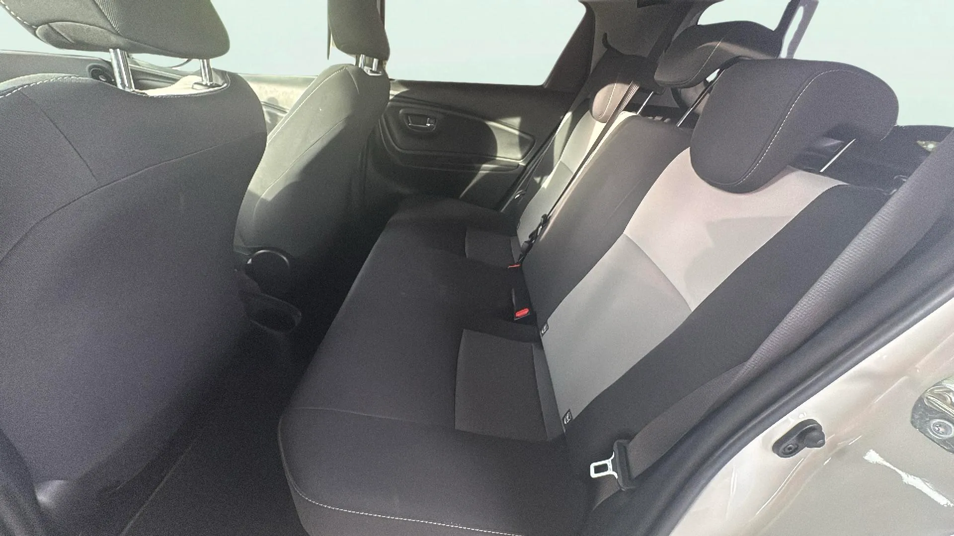 Toyota Yaris 1.5 100H Active Tech - foto 26