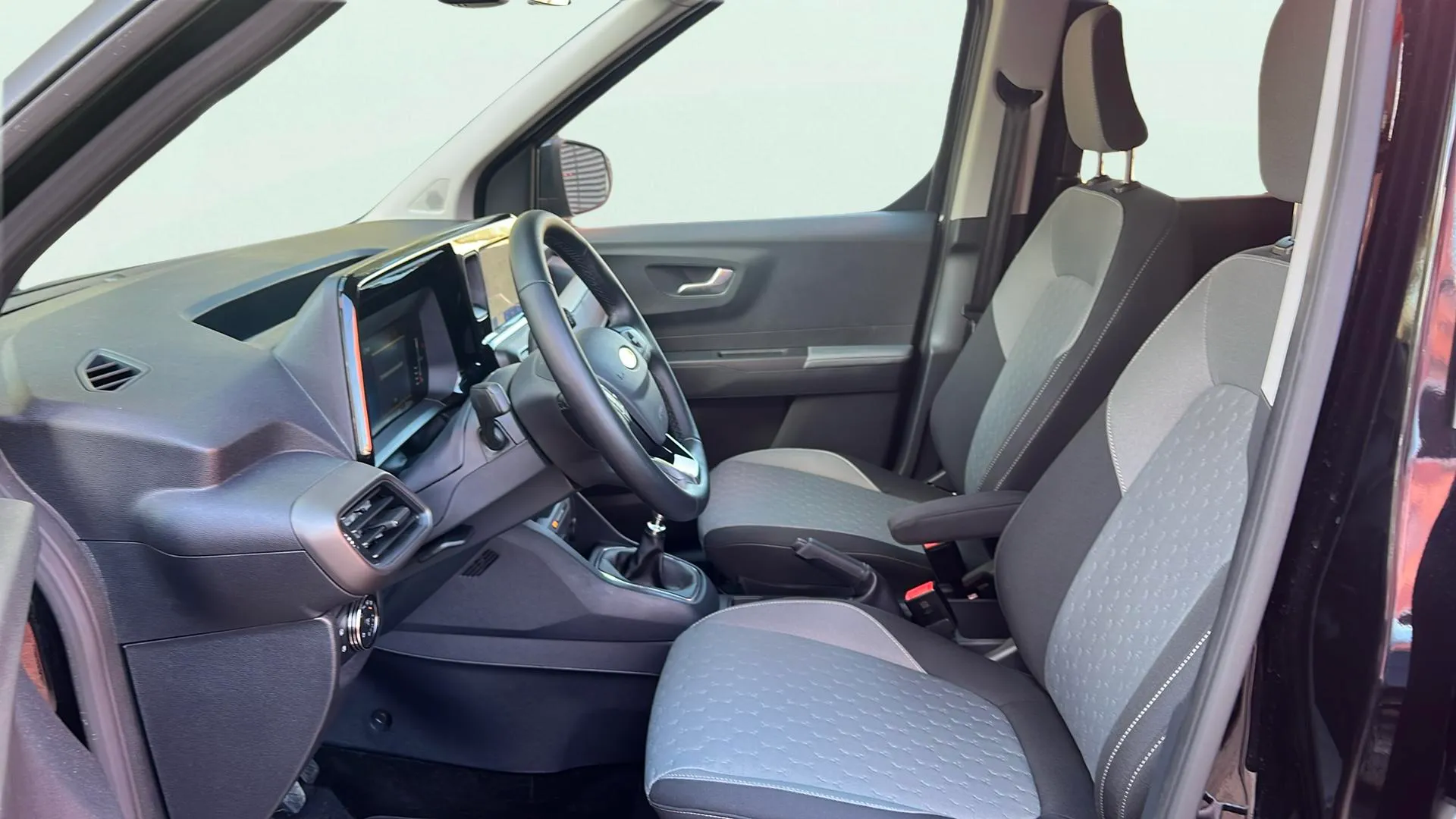 Ford Tourneo Courier 1.0 EcoBoost Titanium - foto 15