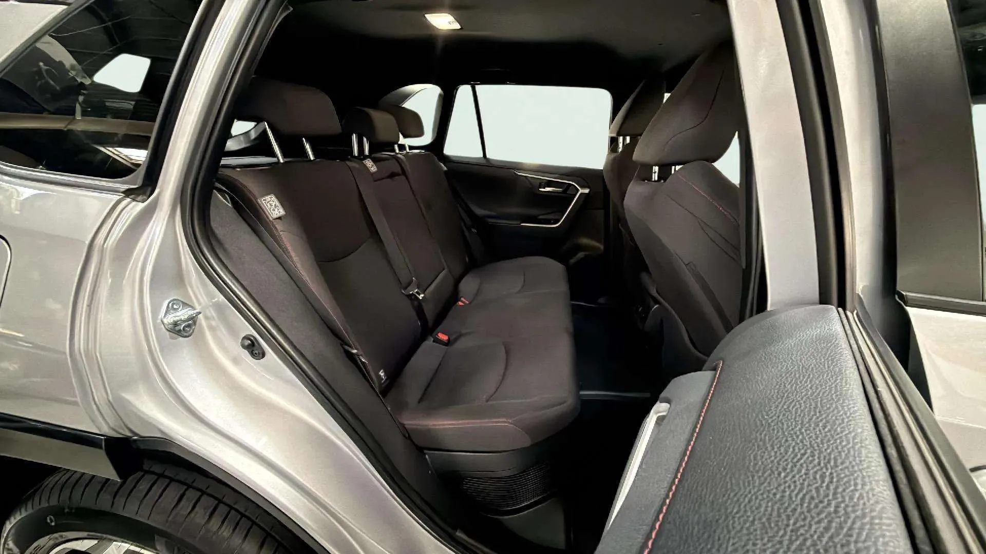 Toyota RAV4 2.5l PLUG-IN 300PH (e-CVT) Advance - foto 16