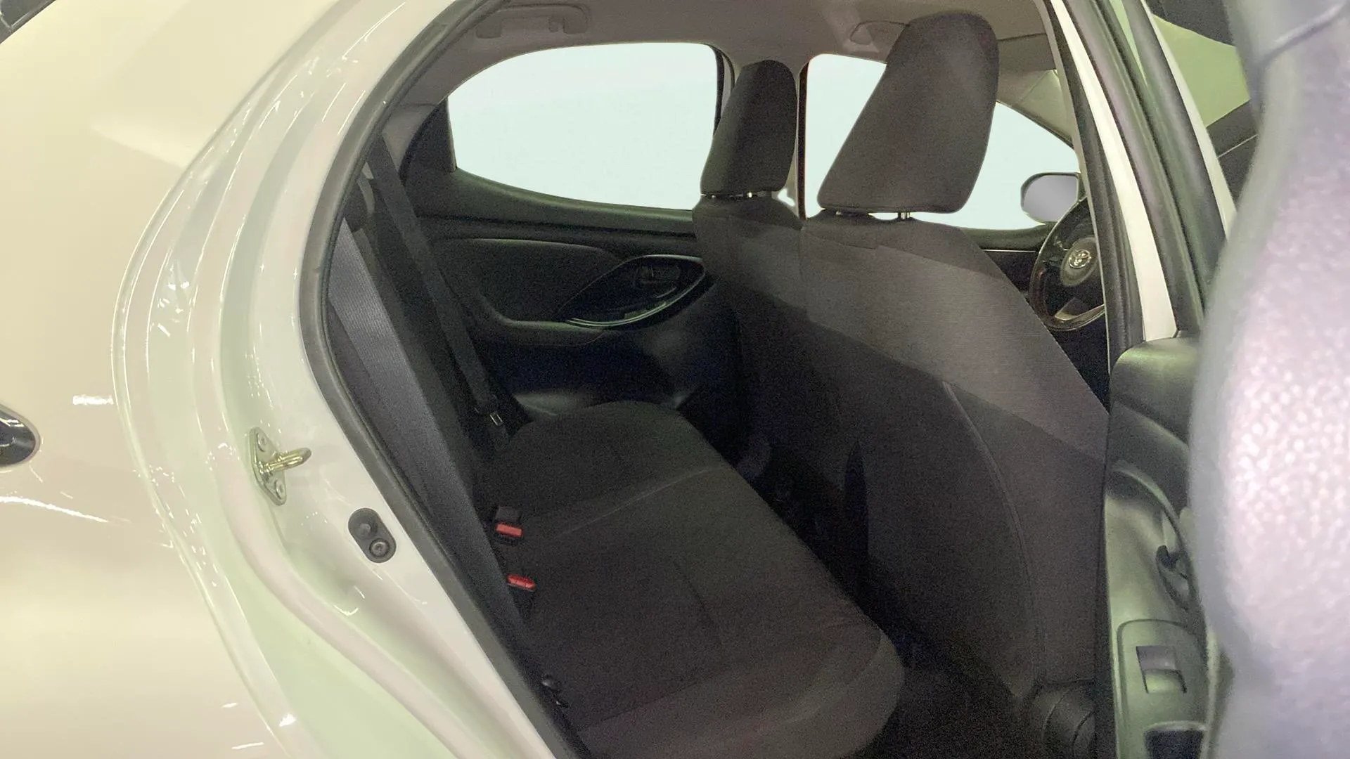Toyota Yaris 1.5 120H Business Plus - foto 29