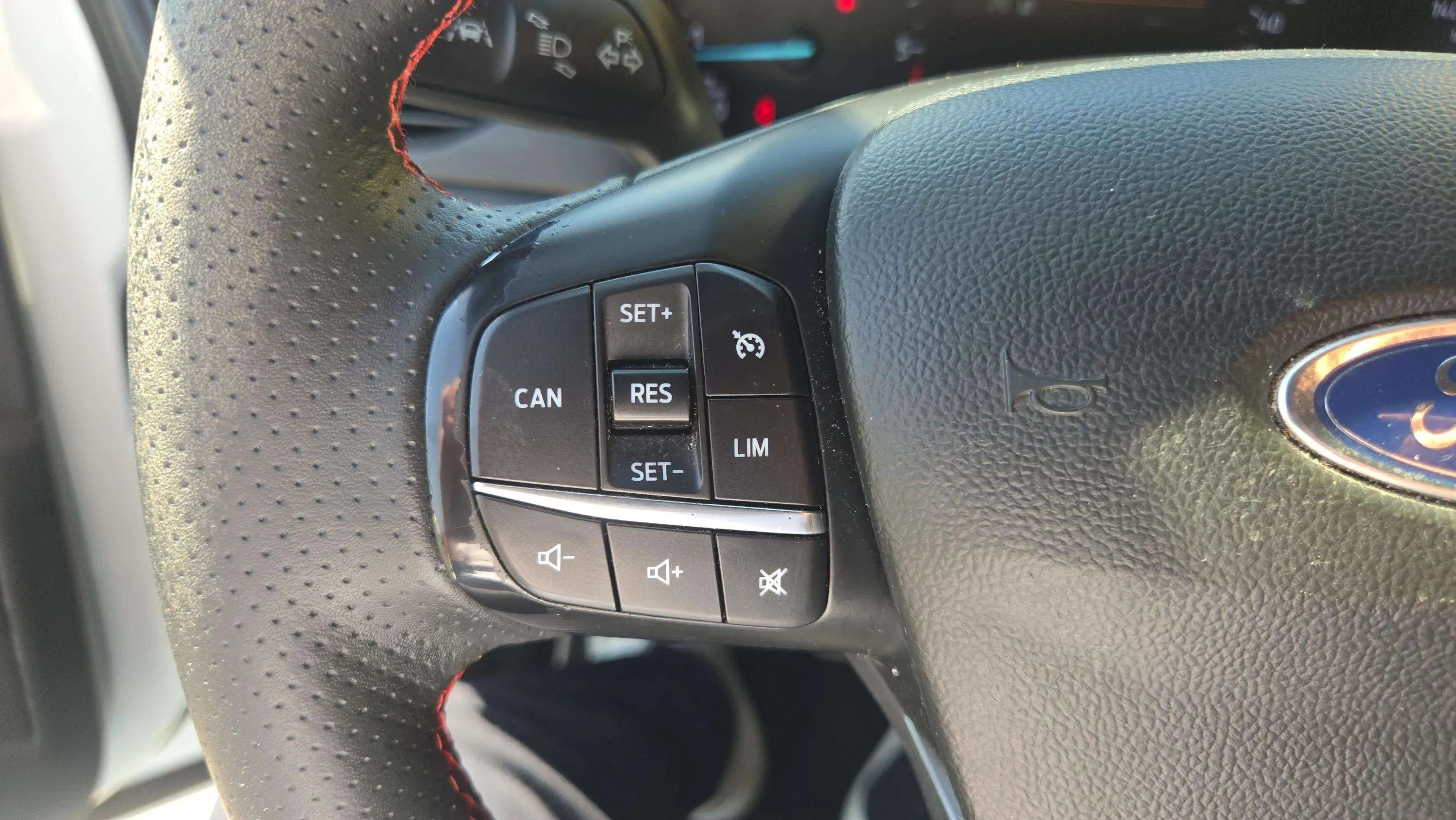 Ford Focus 1.5 EcoBlue ST-Line - foto 24