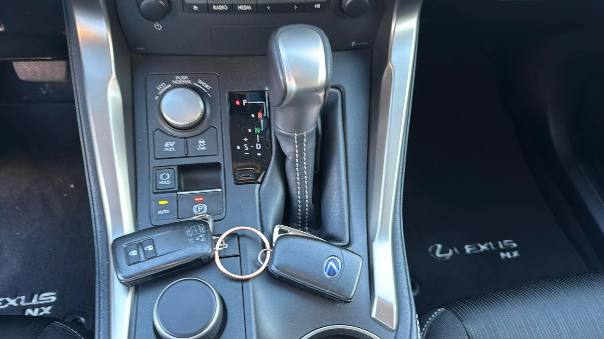 Lexus NX 2.5 300h Business 2WD - foto 17