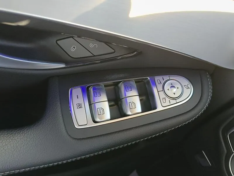 Mercedes-Benz GLC 300e 4MATIC - foto 28