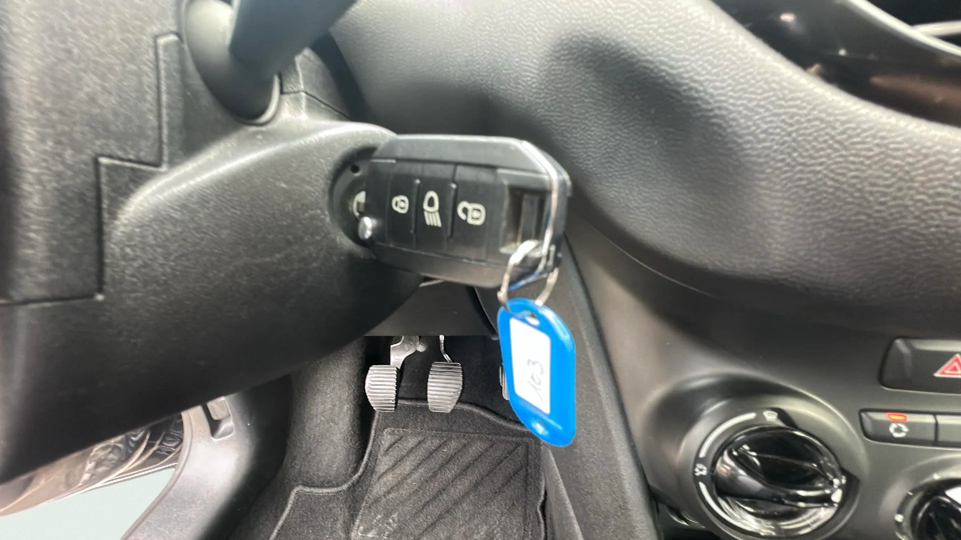 Peugeot 208 Signature 1.2L PureTech - foto 24