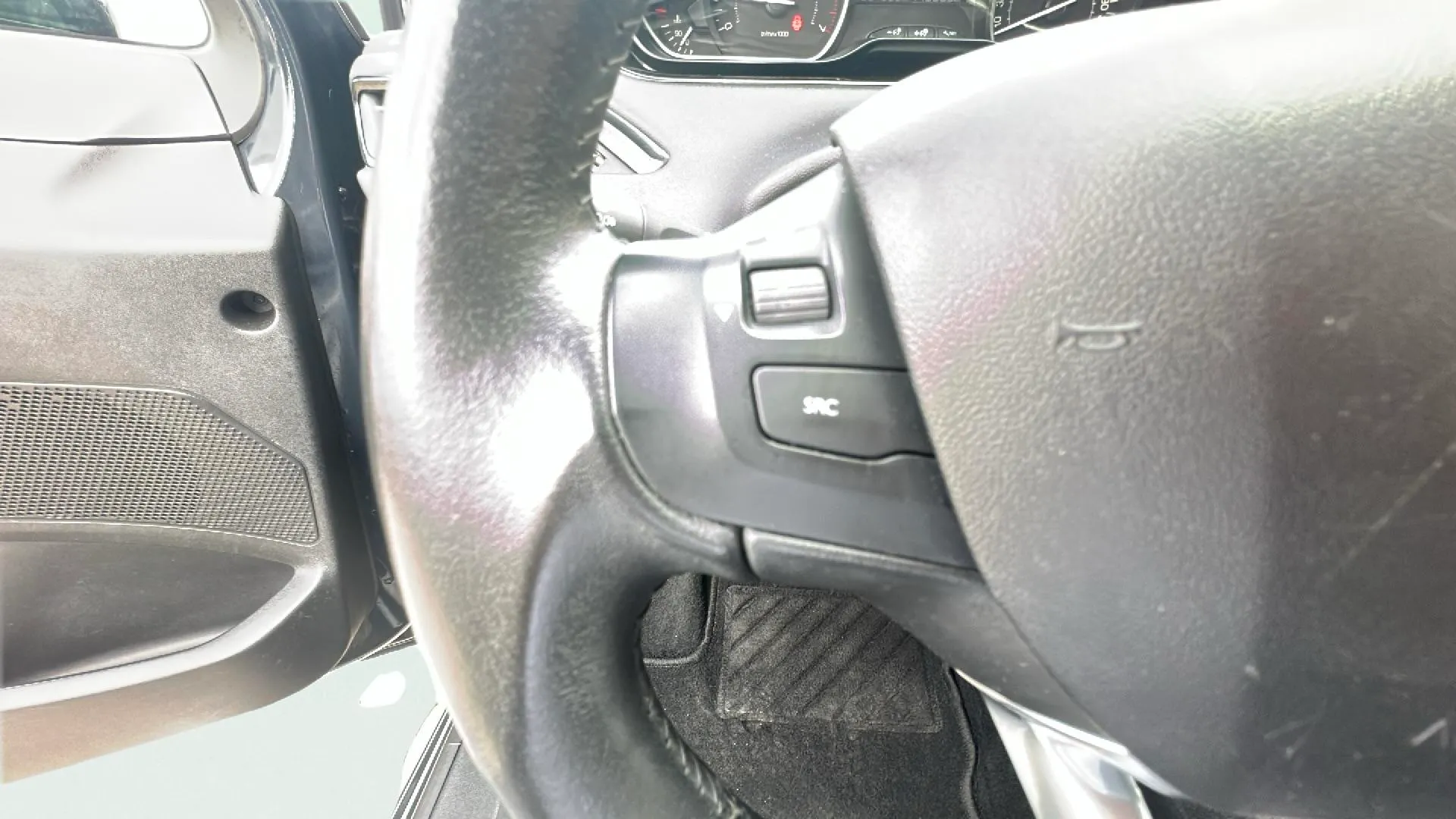 Peugeot 208 Signature 1.2L PureTech - foto 17