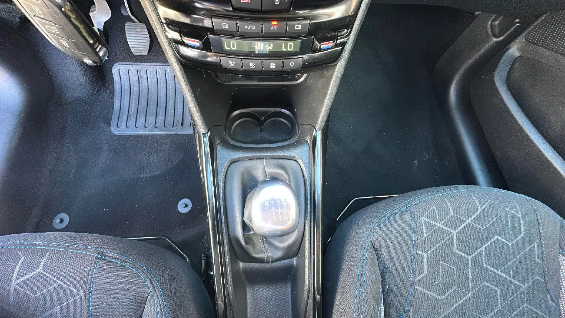 Peugeot 2008 Signature 1.2 PureTech - foto 21