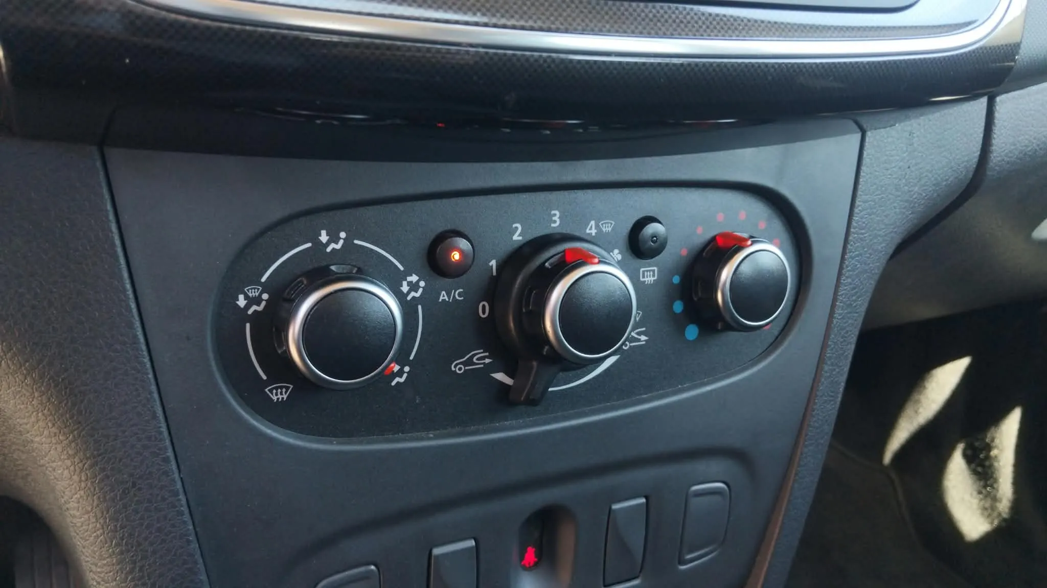 Dacia Sandero Access 1.0 18 - foto 18