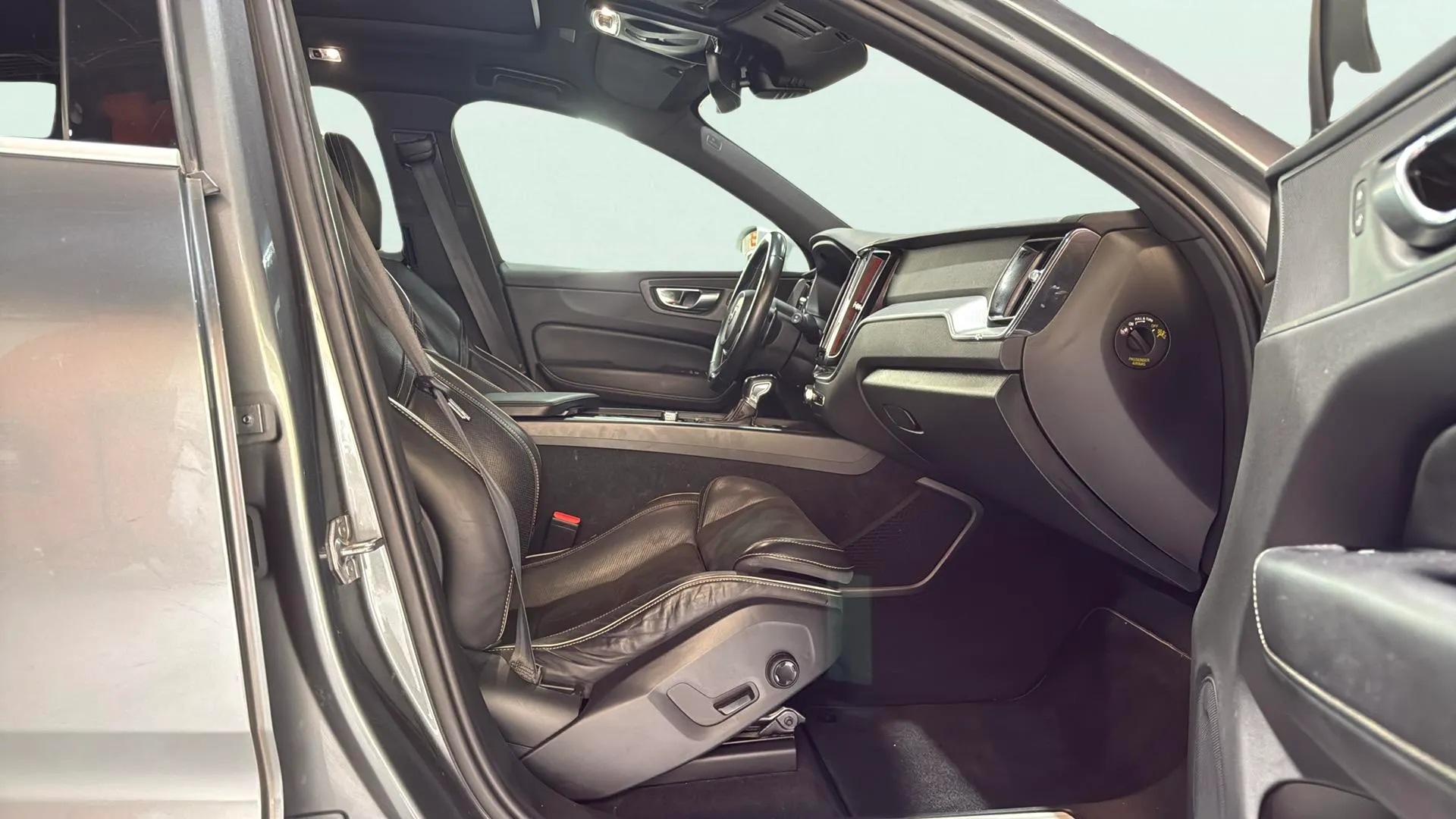 Volvo XC60 2.0 D4 R-Design - foto 17