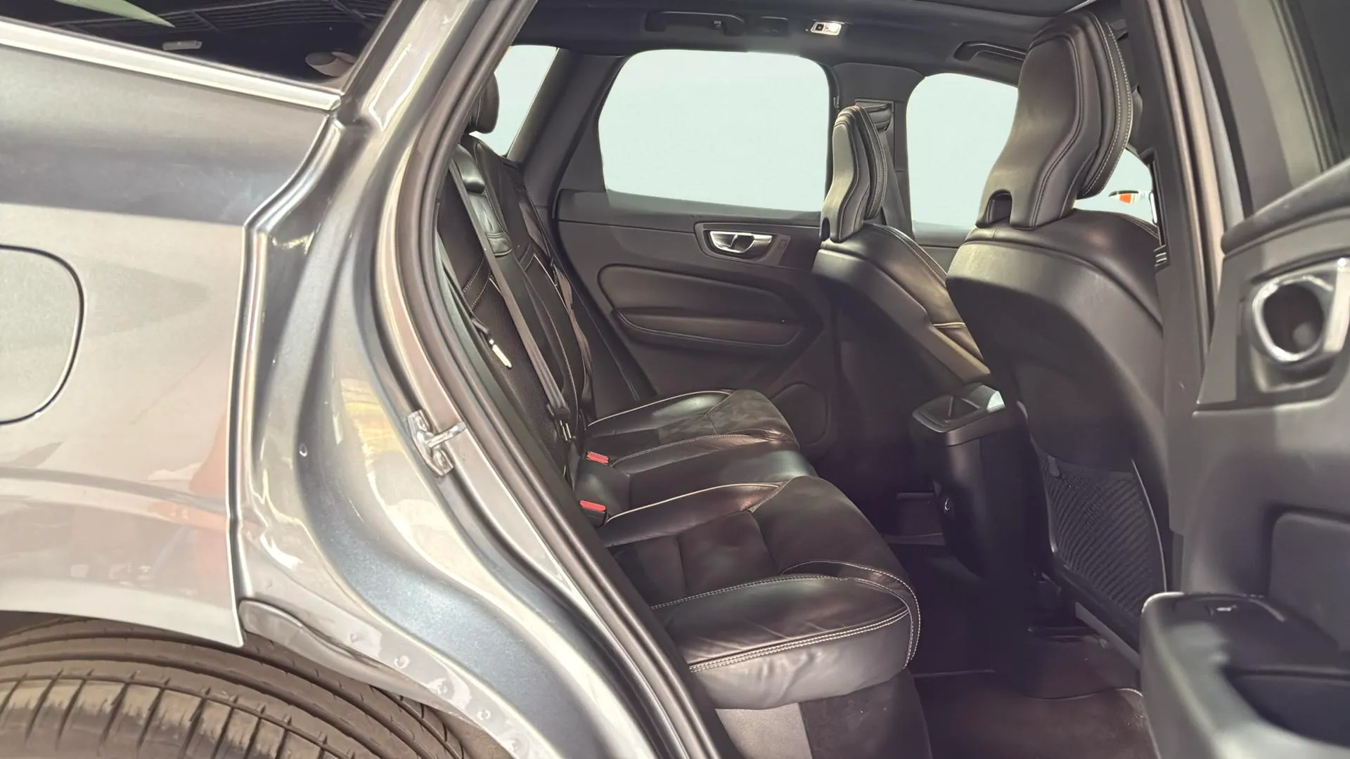 Volvo XC60 2.0 D4 R-Design - foto 18