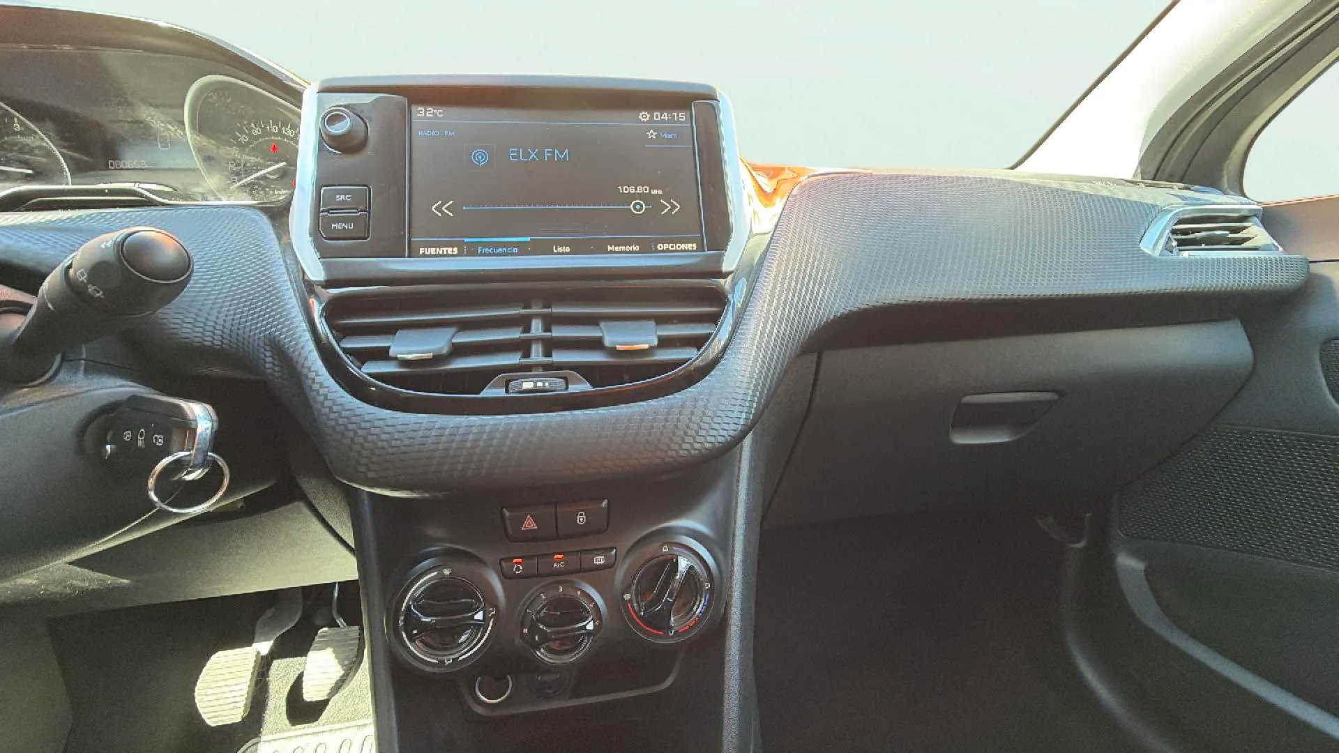 Peugeot 208 Signature BlueHDi - foto 12