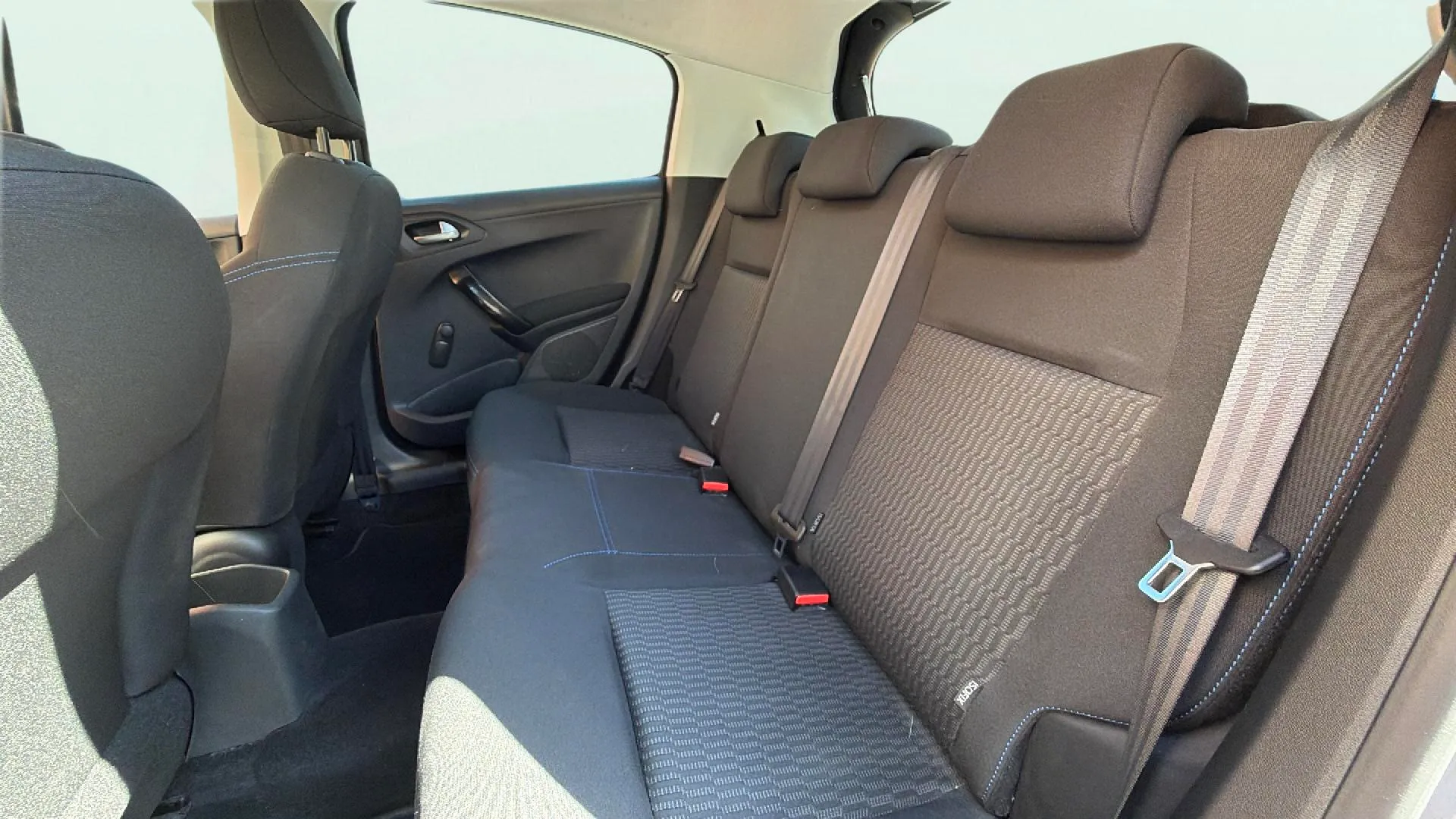Peugeot 208 Signature BlueHDi - foto 17