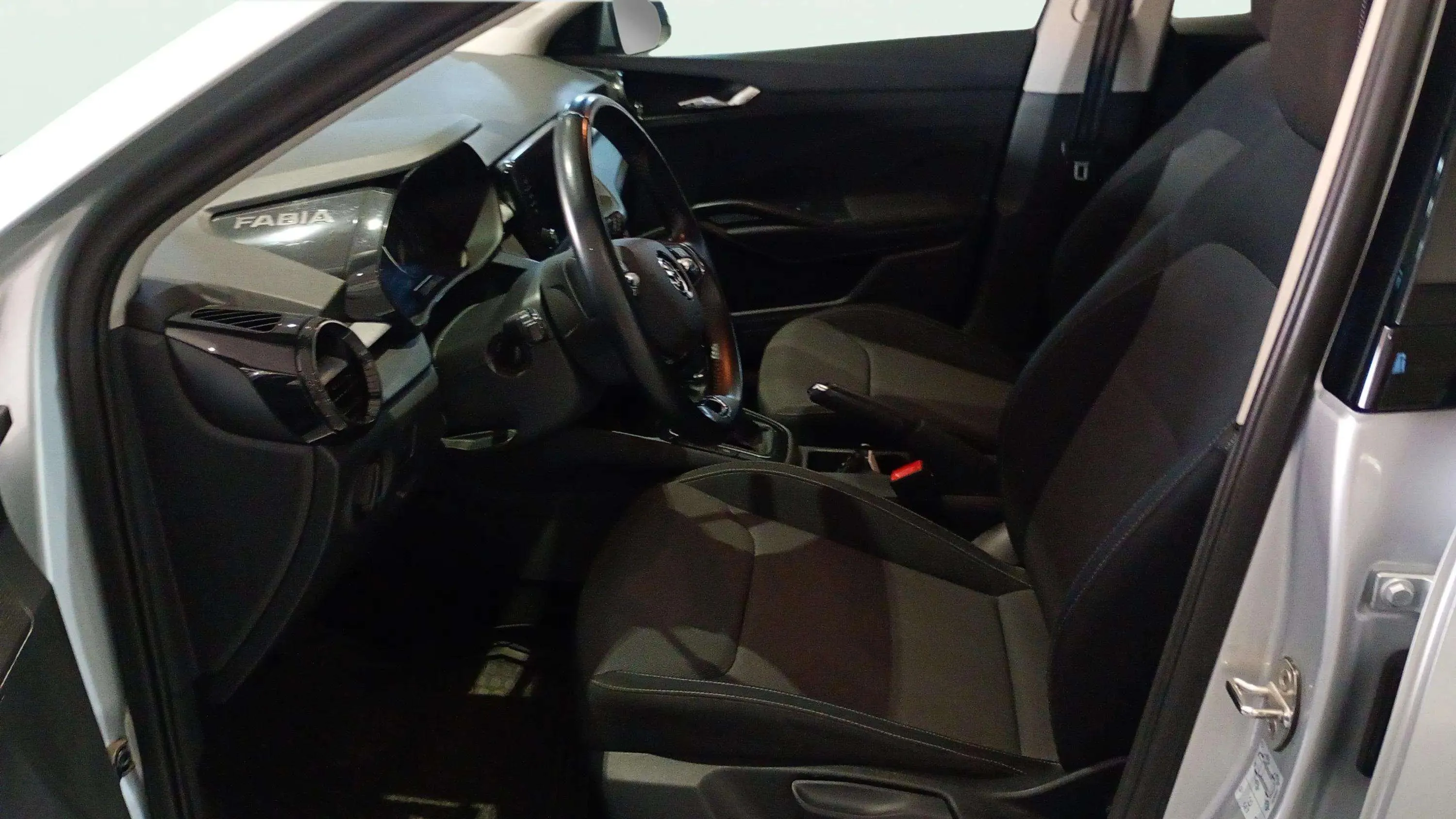 Škoda Fabia 1.0 TSI DSG Ambition - foto 10