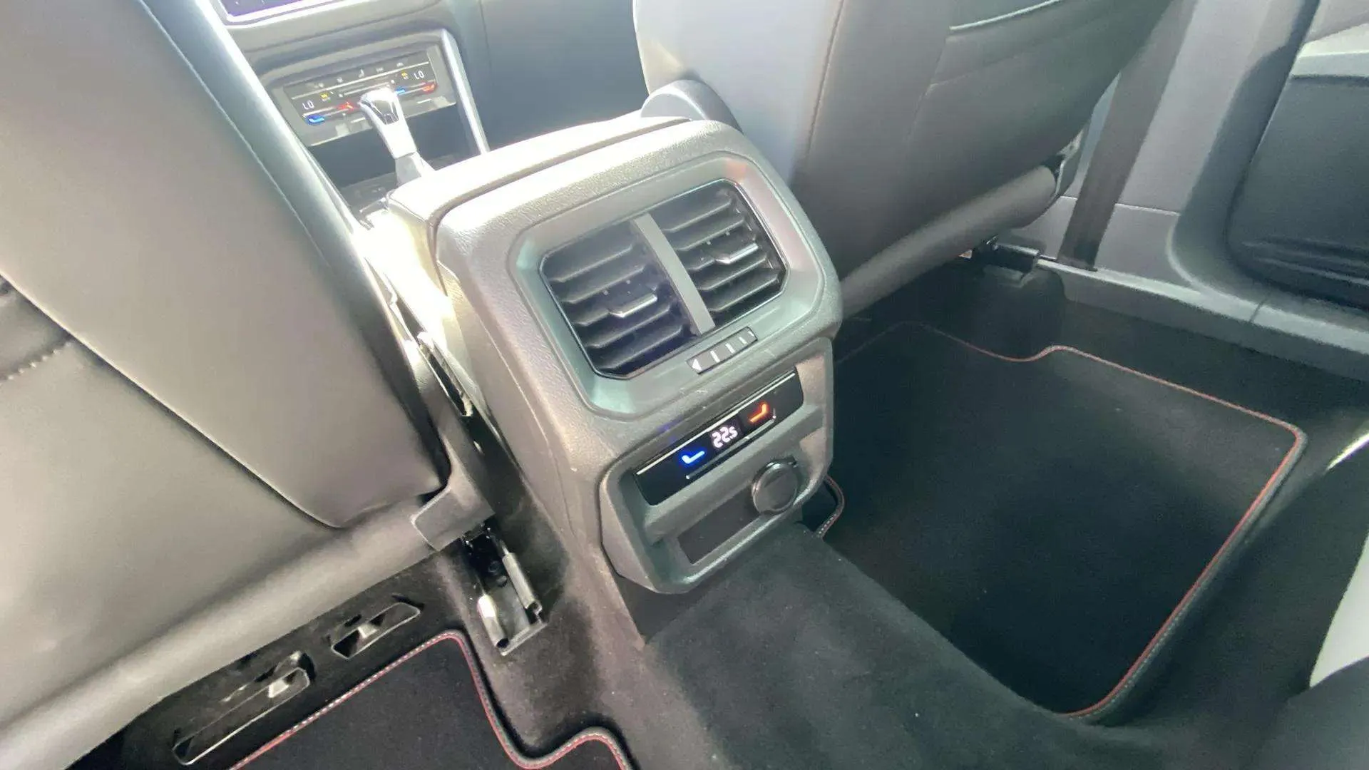 Volkswagen Tiguan Urban Sport 2.0 TDI DSG - foto 18