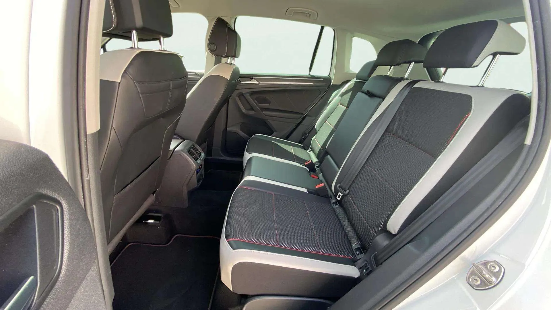 Volkswagen Tiguan Urban Sport 2.0 TDI DSG - foto 16