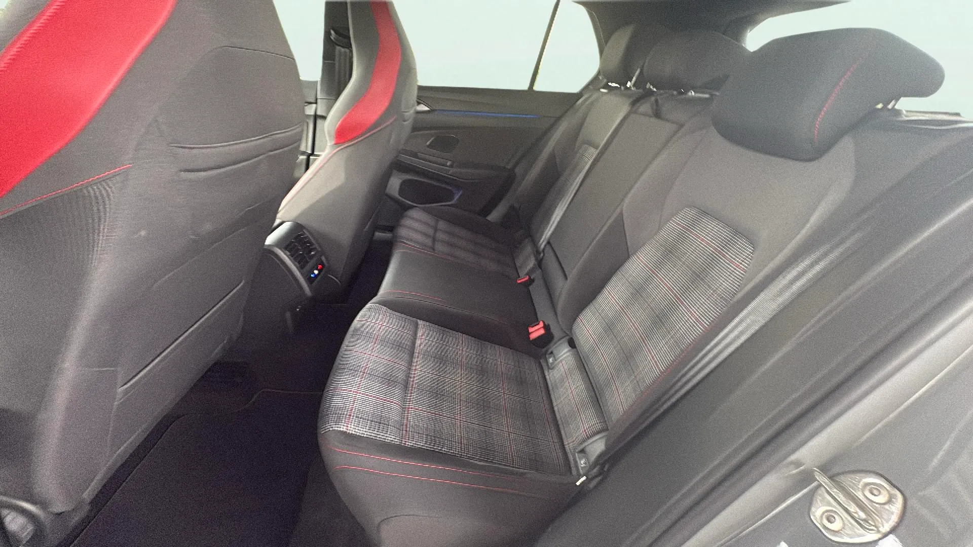 Volkswagen Golf GTI 2.0 TSI DSG - foto 27