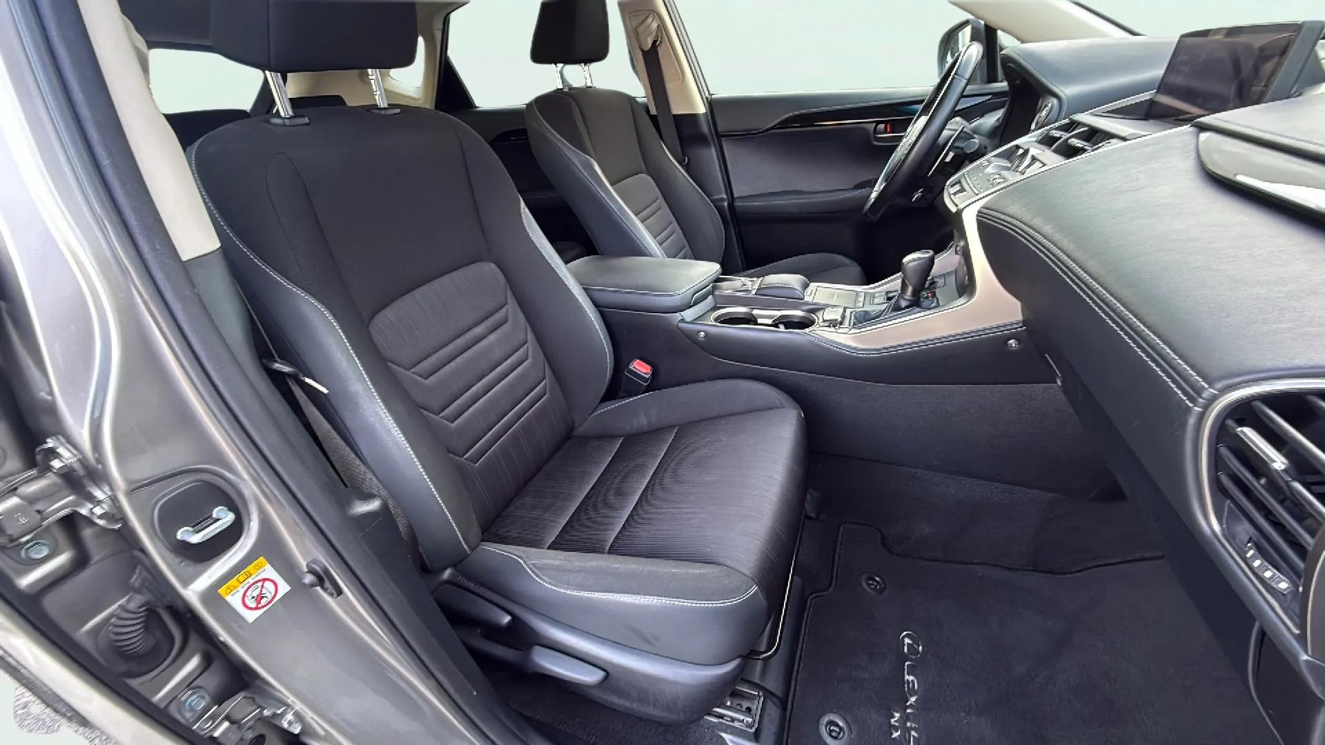 Lexus NX 2.5 300h Business 2WD - foto 27
