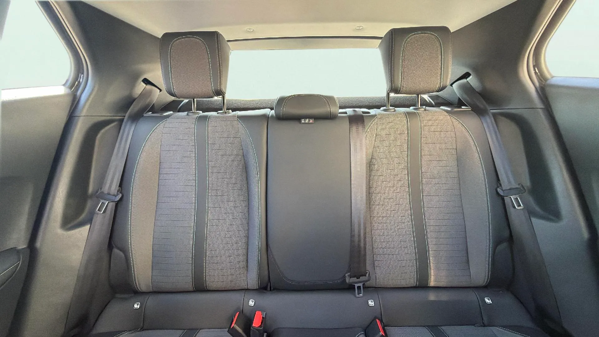 Peugeot 2008 Allure Pack PureTech 130 EAT8 - foto 20