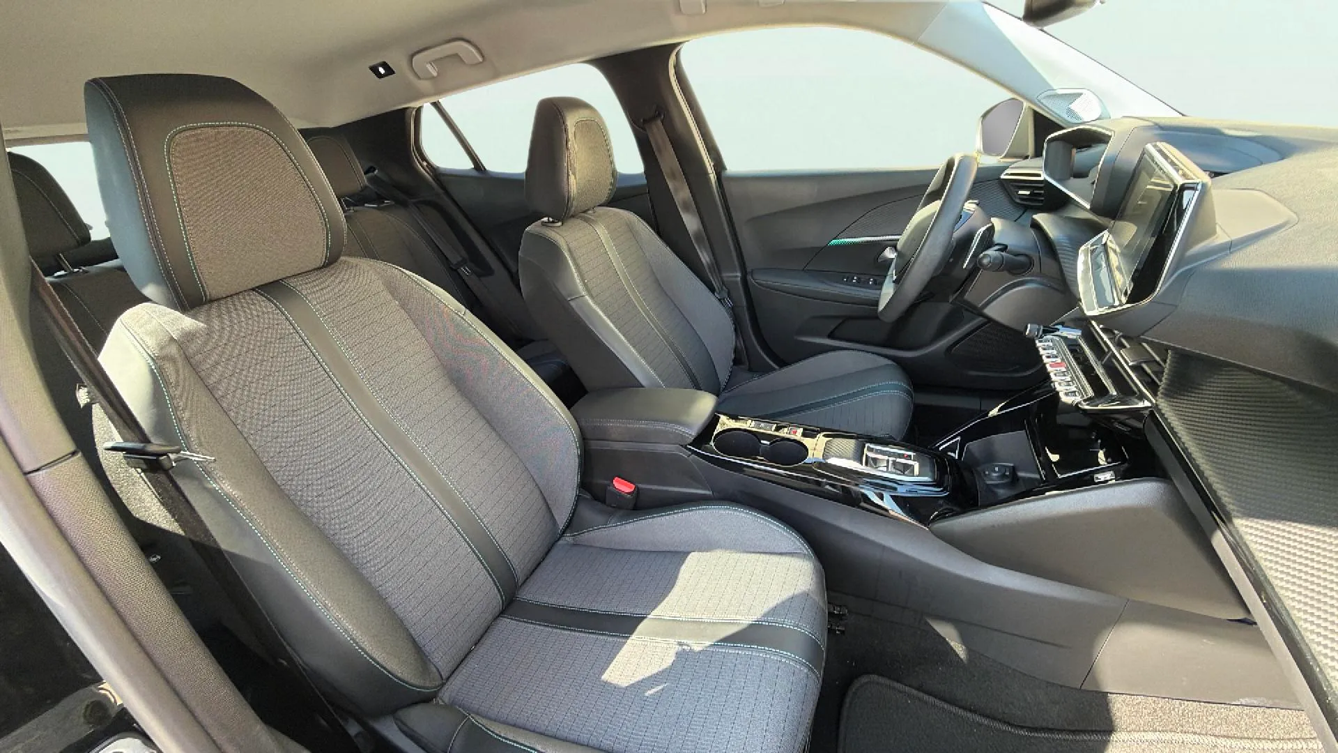 Peugeot 2008 Allure Pack PureTech 130 EAT8 - foto 19