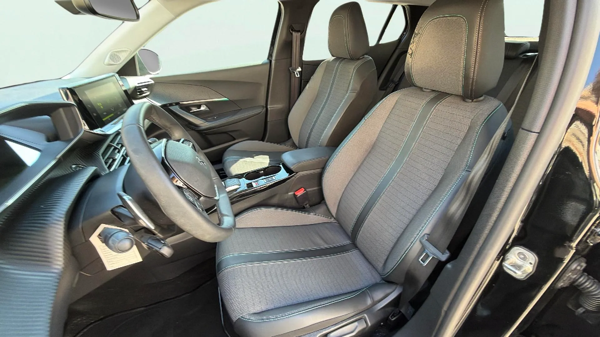 Peugeot 2008 Allure Pack PureTech 130 EAT8 - foto 18