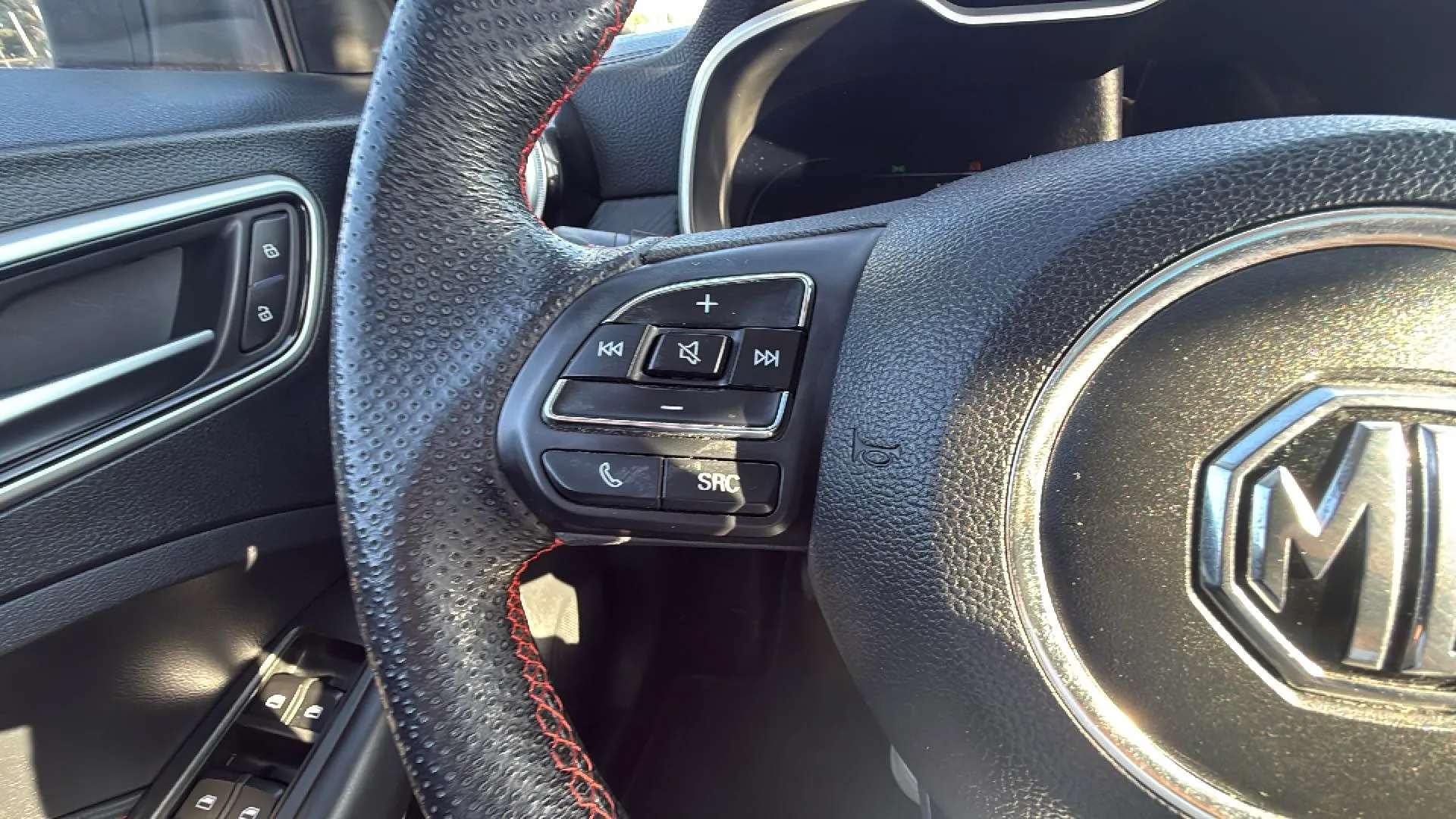 MG ZS 1.0T Luxury - foto 22