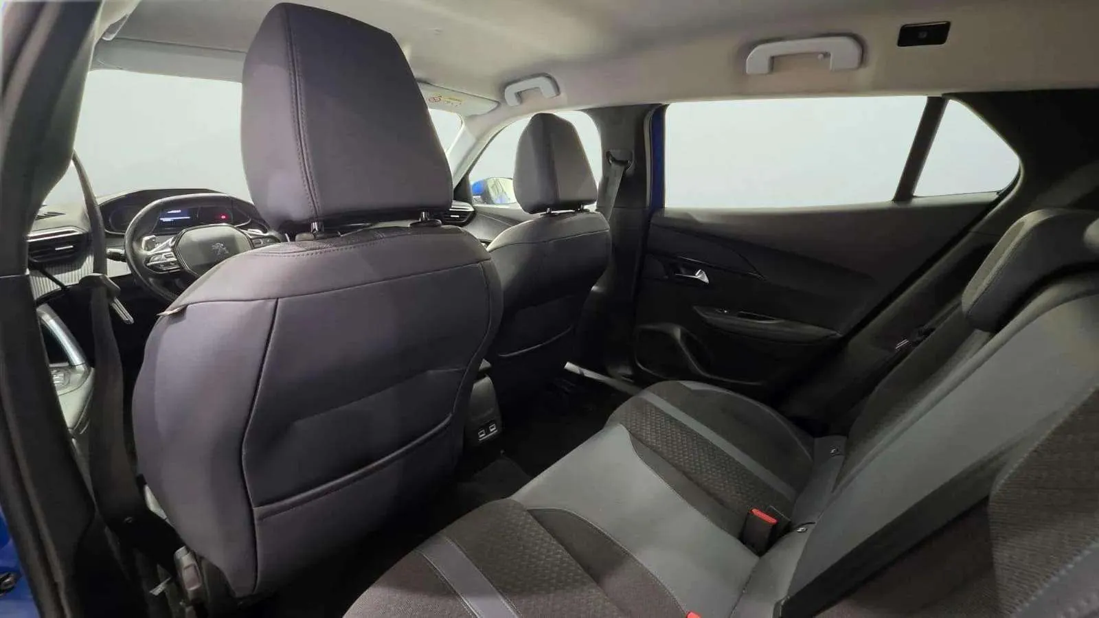 Peugeot 2008 Allure BlueHDi 130 EAT8 - foto 18