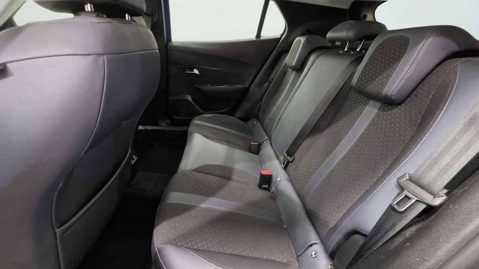 Peugeot 2008 Allure BlueHDi 130 EAT8 - foto 17
