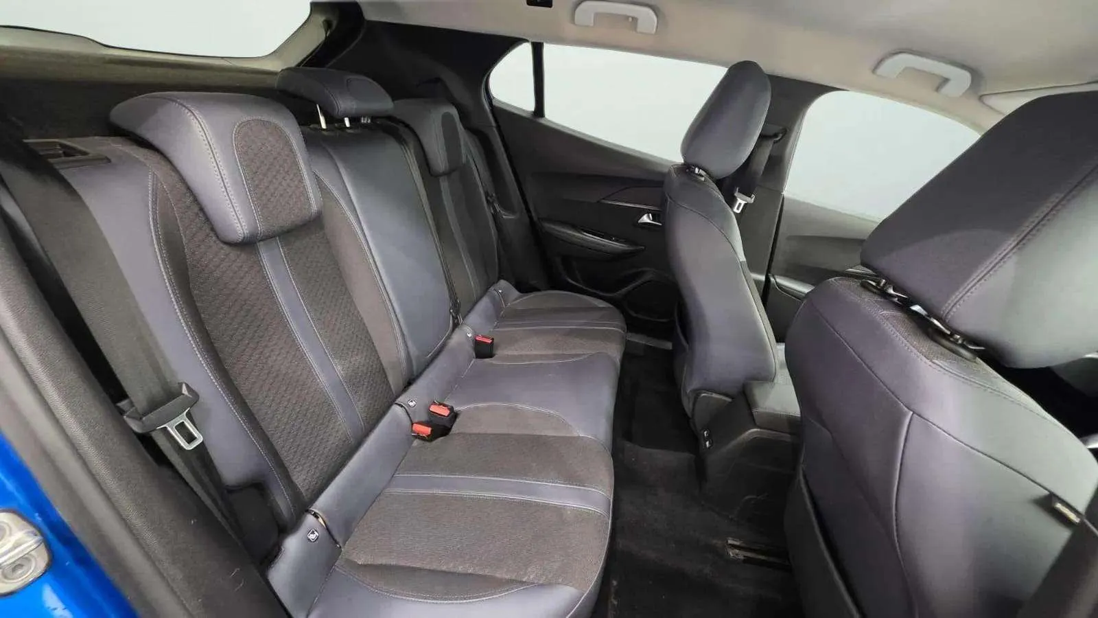 Peugeot 2008 Allure BlueHDi 130 EAT8 - foto 19