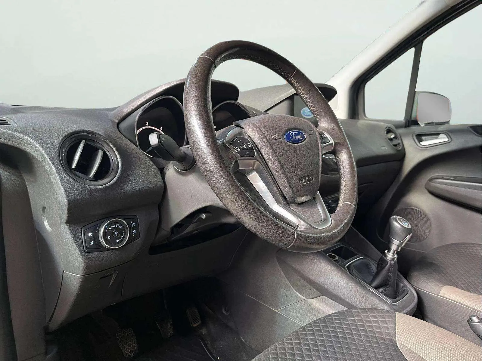 Ford Tourneo Courier 1.5 TDCi Titanium - foto 37