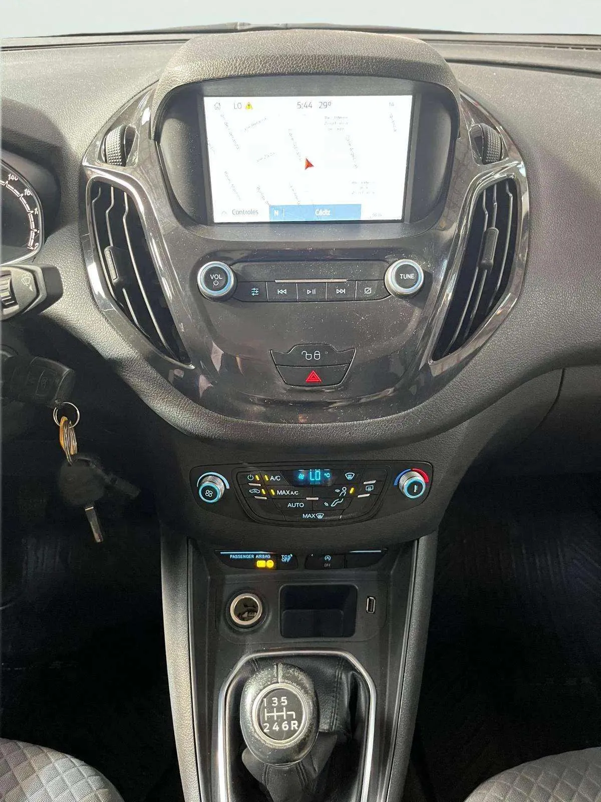 Ford Tourneo Courier 1.5 TDCi Titanium - foto 38