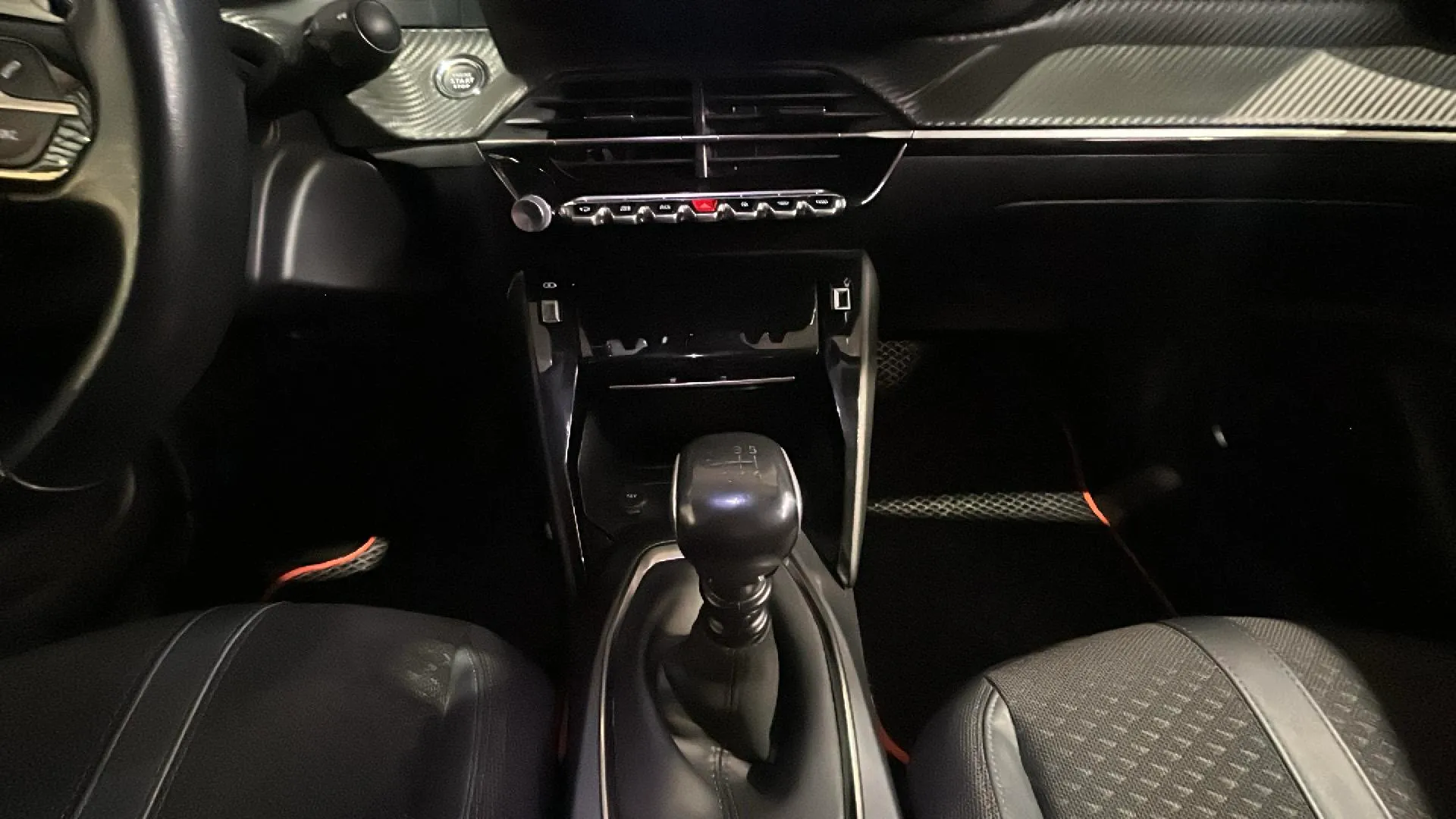 Peugeot 2008 Allure Pack PureTech 130 BVM6 - foto 14