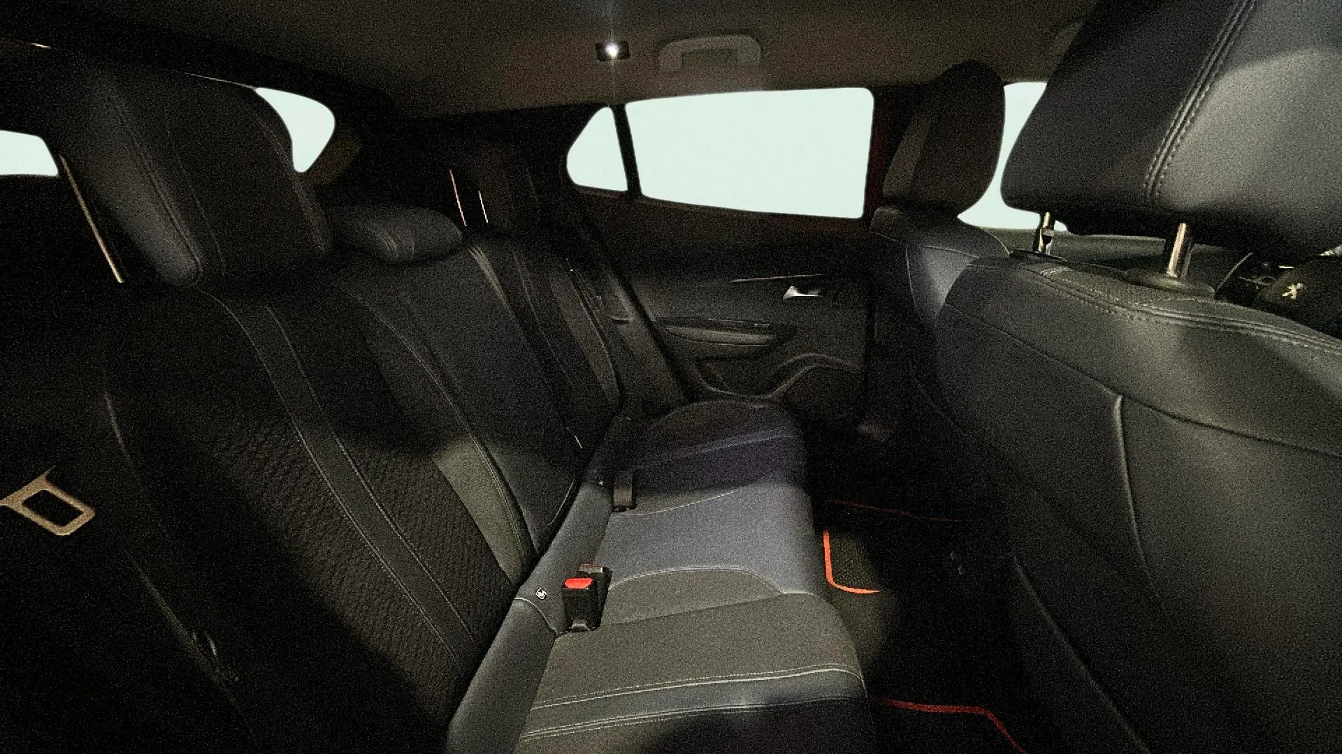 Peugeot 2008 Allure Pack PureTech 130 BVM6 - foto 17