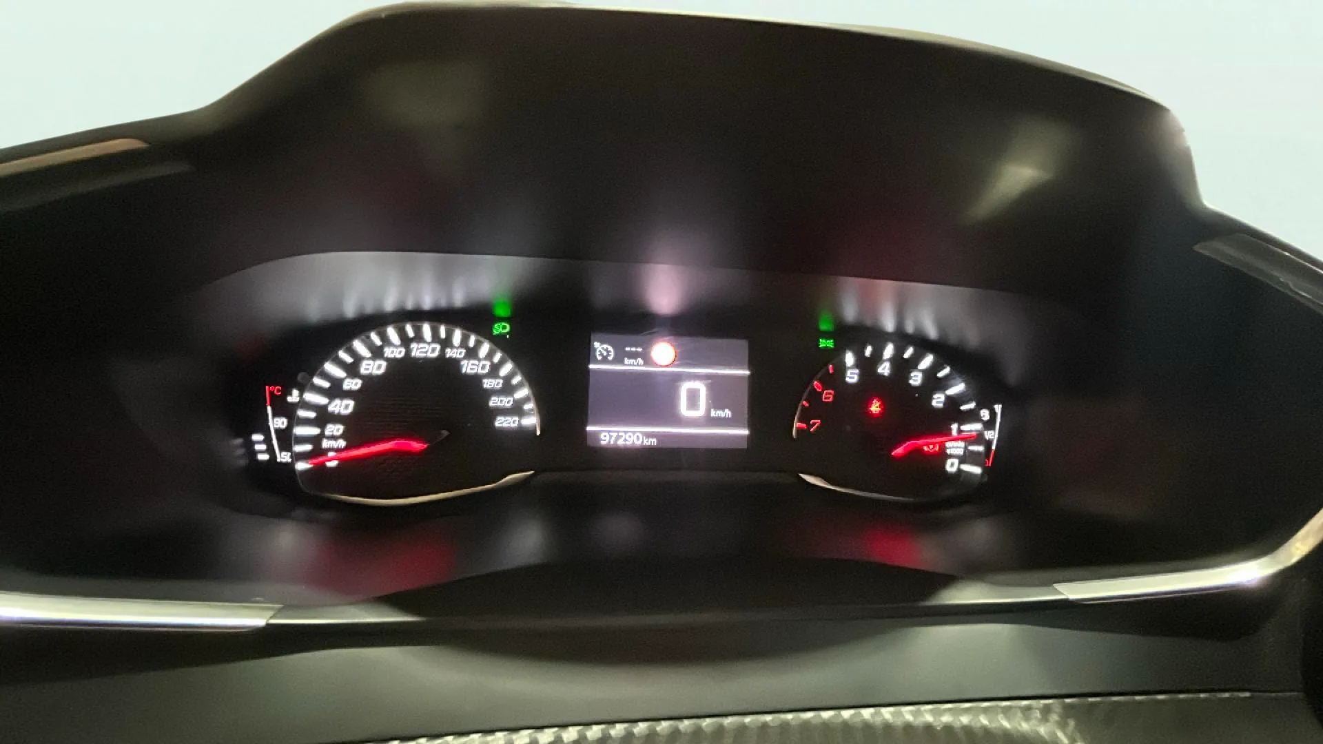Peugeot 2008 Allure Pack PureTech 130 BVM6 - foto 12