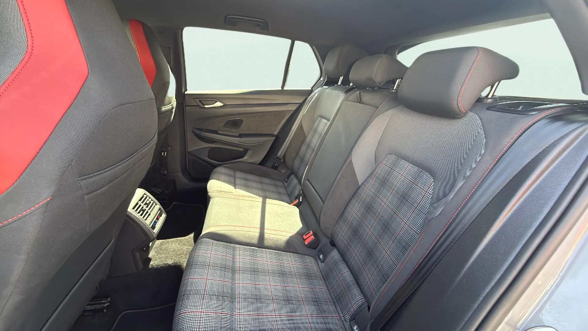 Volkswagen Golf GTI 2.0 TSI DSG - foto 19