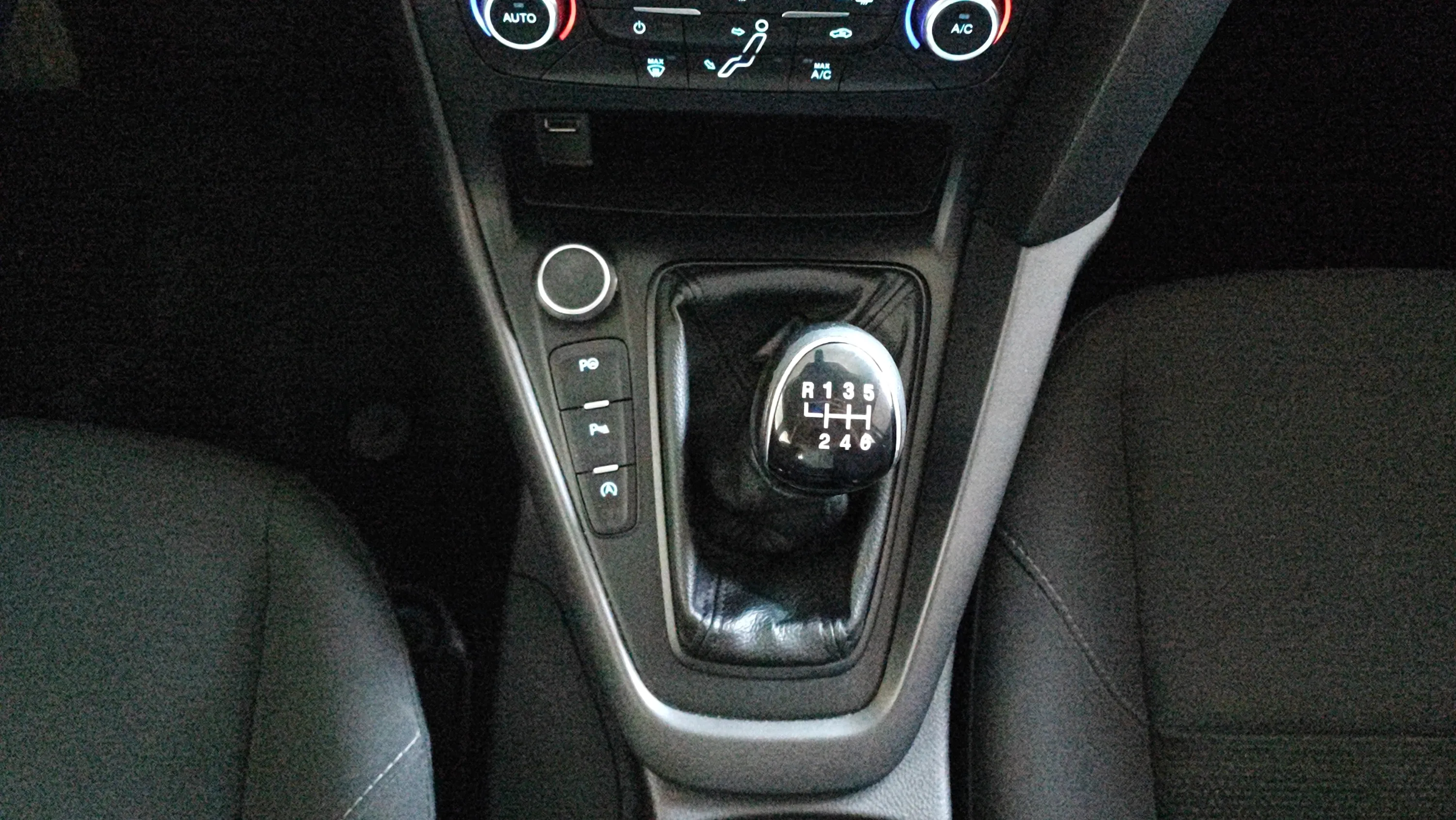 Ford Focus 1.0 EcoBoost Business - foto 23