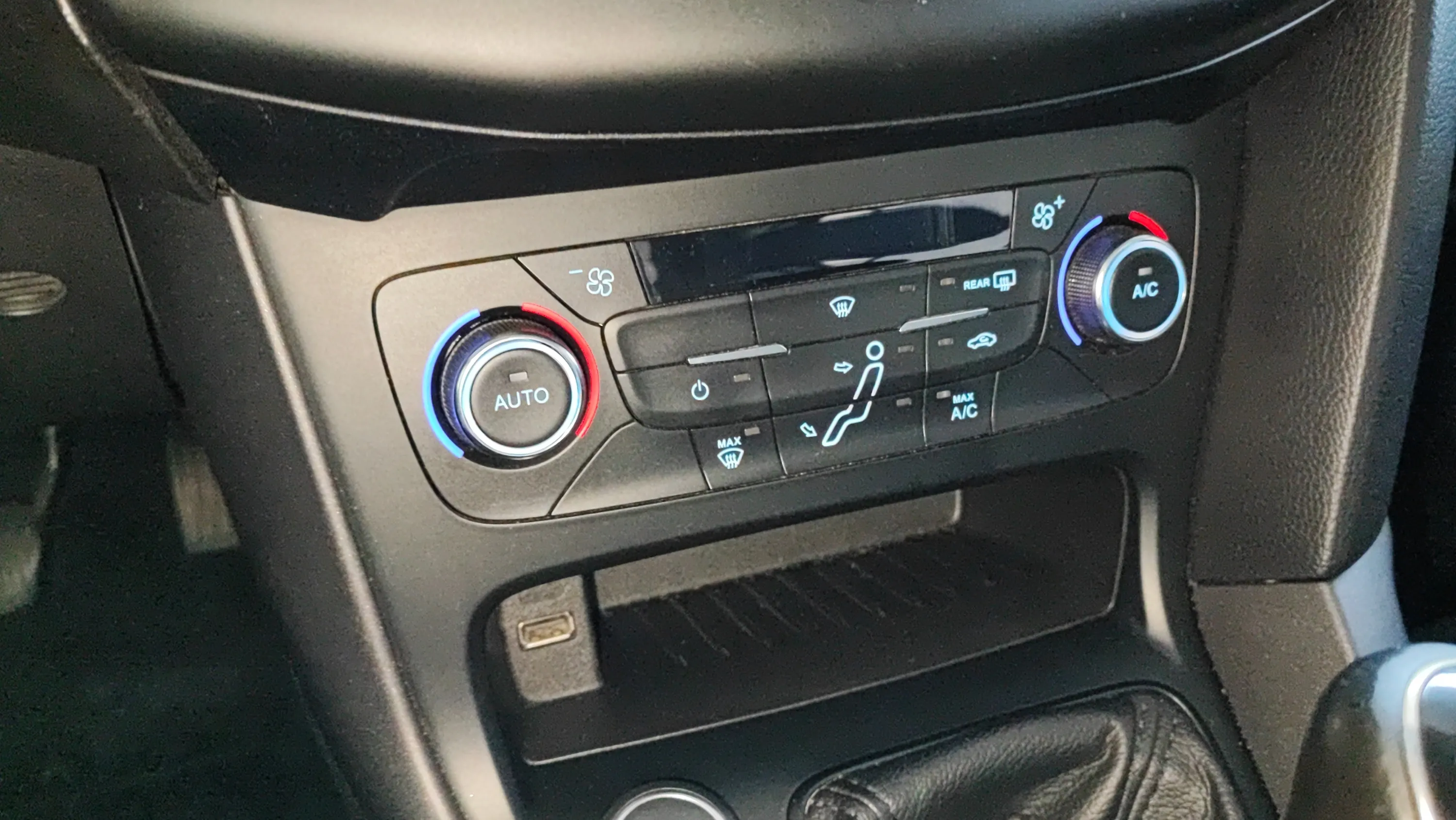 Ford Focus 1.0 EcoBoost Business - foto 18