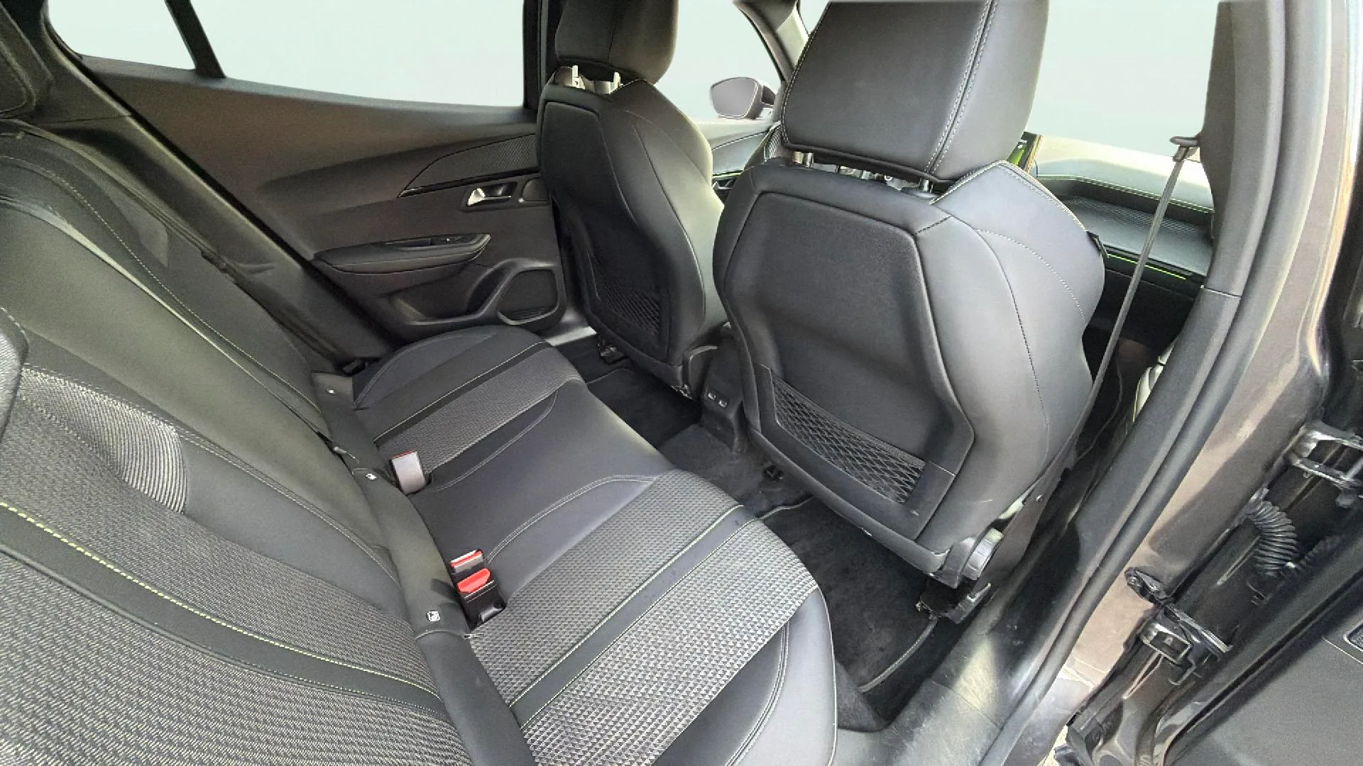Peugeot 2008 GT BlueHDi 130 EAT8 - foto 12