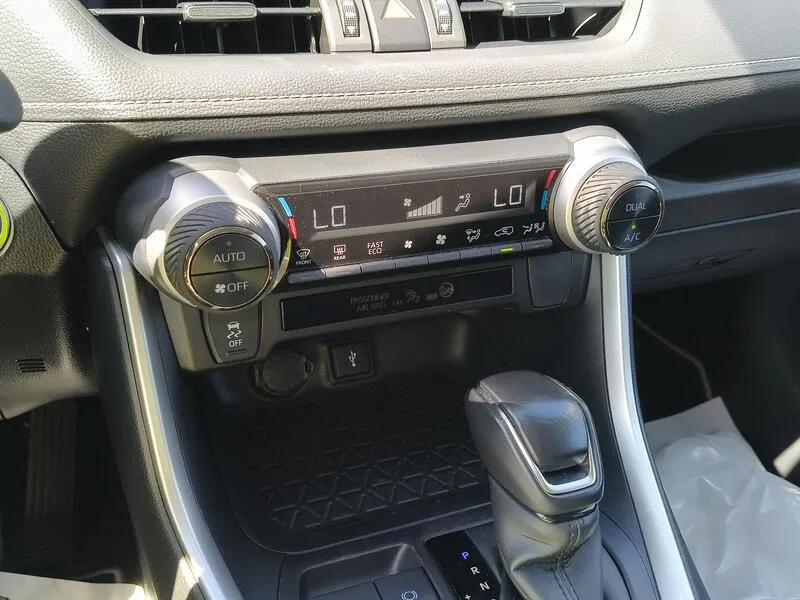 Toyota RAV4 2.5l 220H Advance - foto 12