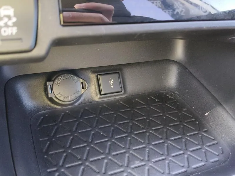 Toyota RAV4 2.5l 220H Advance - foto 14
