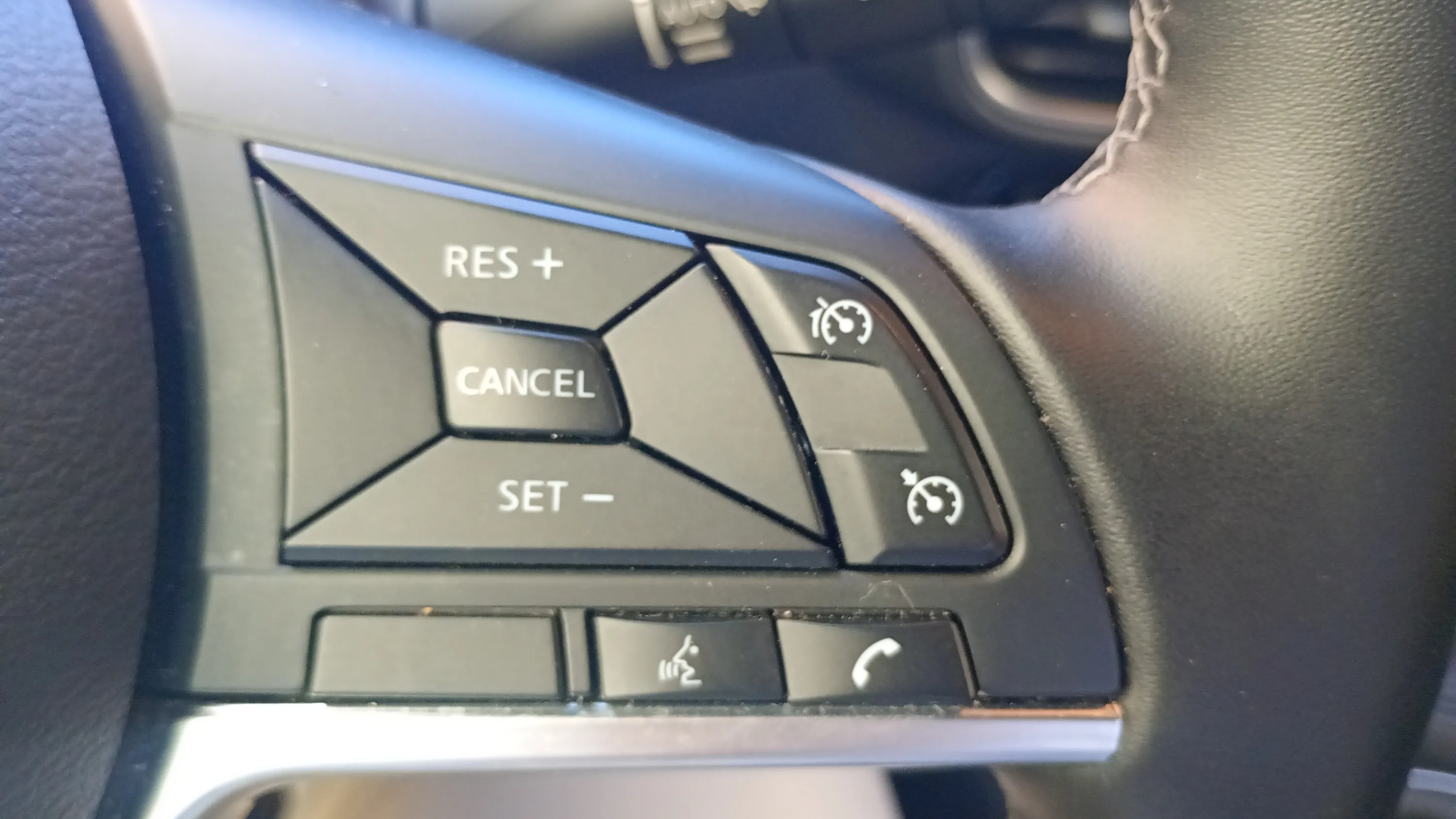 Nissan Juke DIG-T 6M/T N-Connecta - foto 16